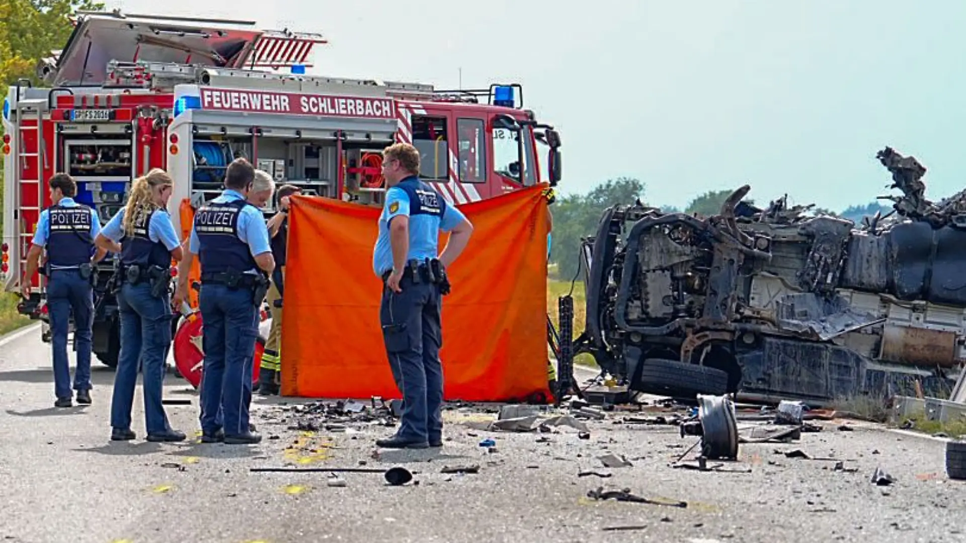 Rettungskräfte auf der B297 bei Schlierbach im Einsatz.