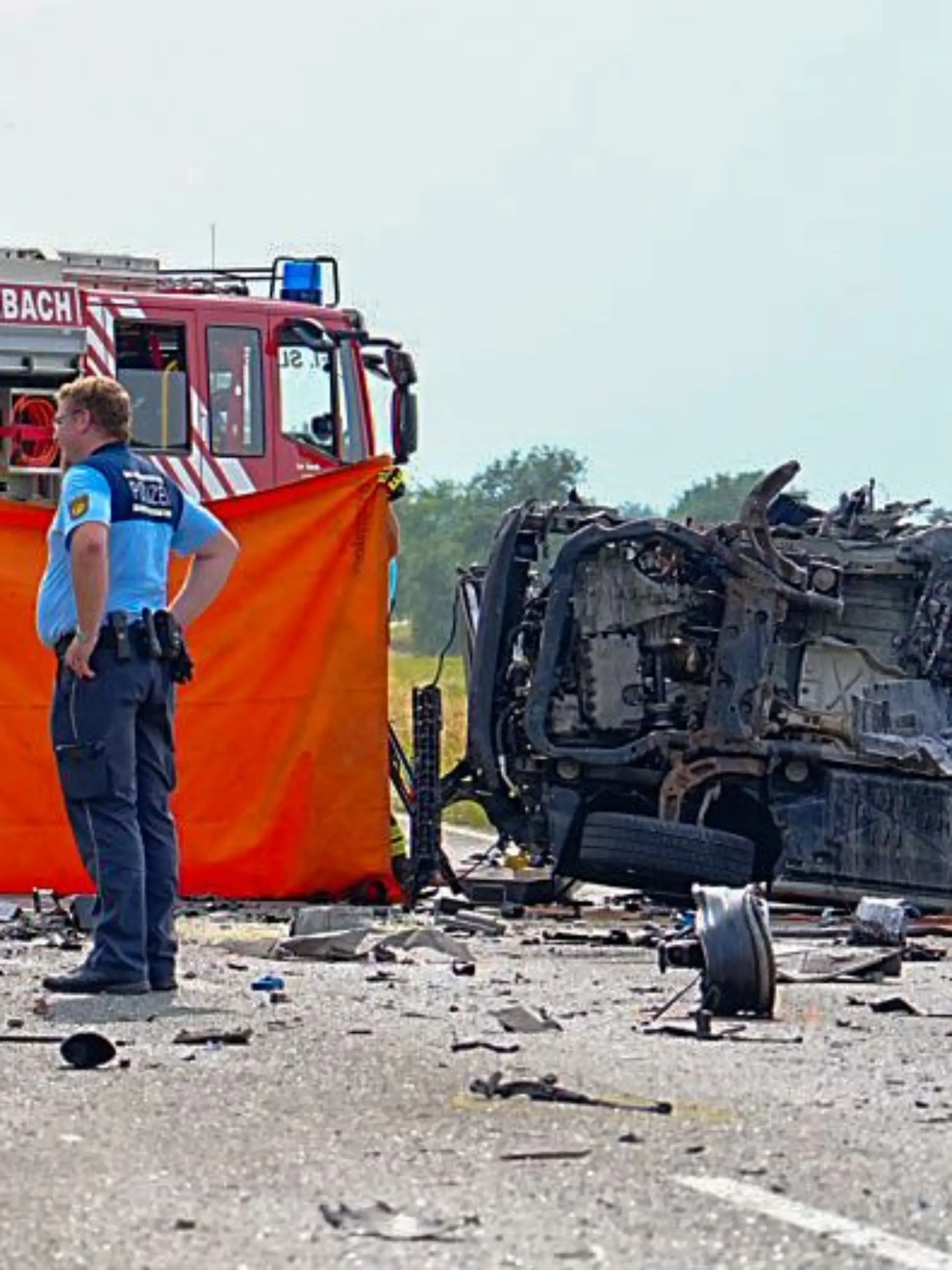 Rettungskräfte auf der B297 bei Schlierbach im Einsatz.
