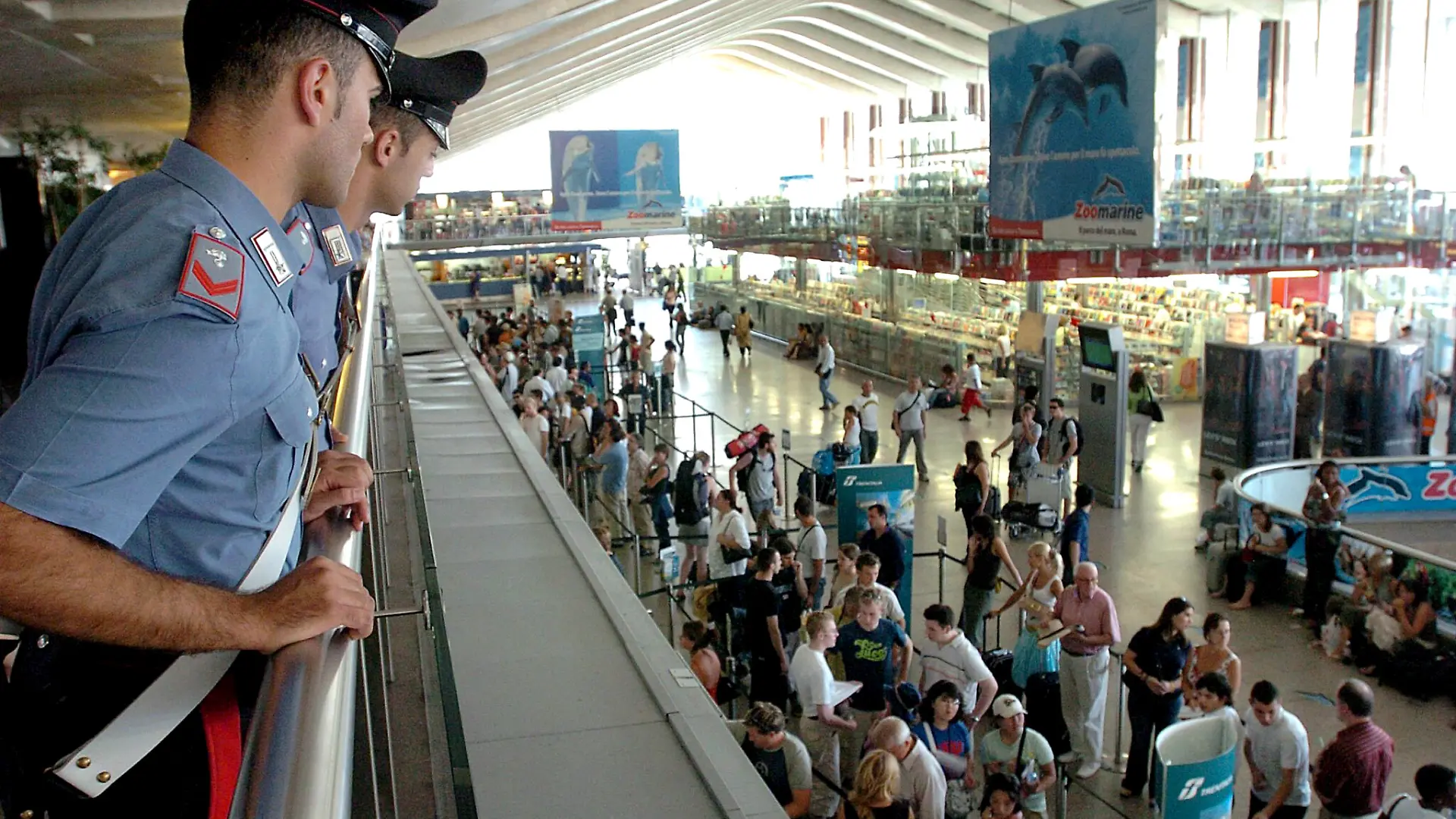 Italienische Carabinieri stehen im Bahnhof Termini in Rom am 27.07.2005 Wache. Jetzt sollen in Italien sogar Soldaten im Kampf gegen den Terror zum Einsatz kommen. Praktisch über Nacht hat die Regierung von Ministerpräsident Silvio Berlusconi den Vorschlag auf den Tisch gebracht. Der Senat stimmte ohne längere Debatte zu. Es geht schnell in Italien: Regierung und Opposition drücken gewaltig aufs Tempo, arbeiten fast Hand in Hand. Innerhalb von Wochen wurde ein Anti-Terror-Paket aus der Taufe gehoben, schon in den nächsten Tagen soll er endgültig verabschiedet werden. «Es herrscht praktisch ein Klima der nationalen Einheit», kommentiert der «Corriere della Sera» (Mailand) am Donnerstag. Kein Wunder, Italien fühlt sich bedroht wie kaum ein anderes Land in Europa. EPA/DE Renzis (zu Korr: "Wind der PanikW: Italien bereitet sich auf Terroranschläge vor" vom 28.07.2005) +++(c) dpa - Report+++