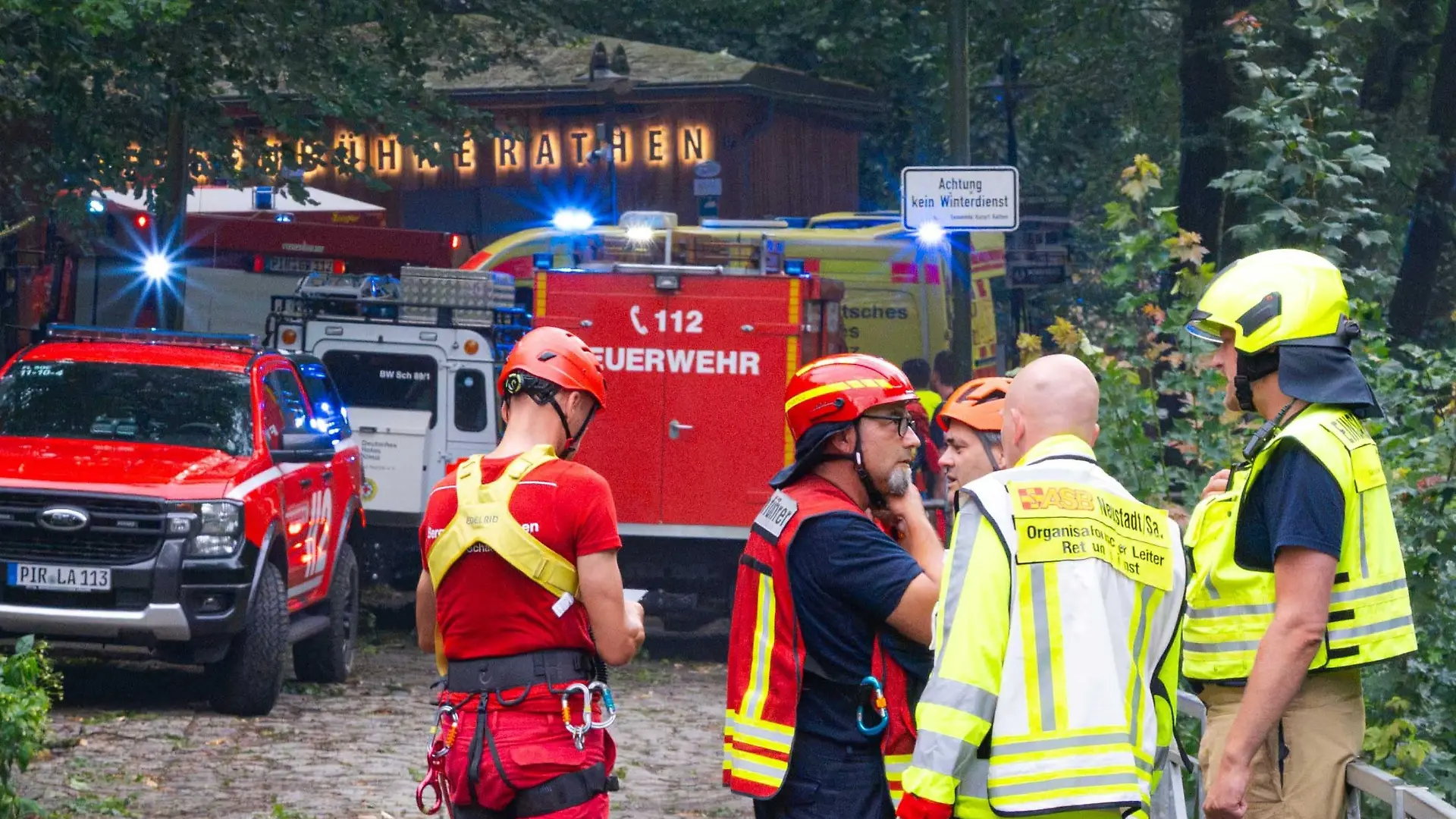 31.07.2026, Sachsen, Rathen: Einssatzkräfte stehen im Bereich der Felsenbühne Rathen. Bei einem Unwetter in Sachsen ist ein Mann ums Leben gekommen. Er sei in Rathen von einem umgestürzten Baum erschlagen worden, sagte ein Polizeisprecher. Weitere Details waren zunächst unklar.