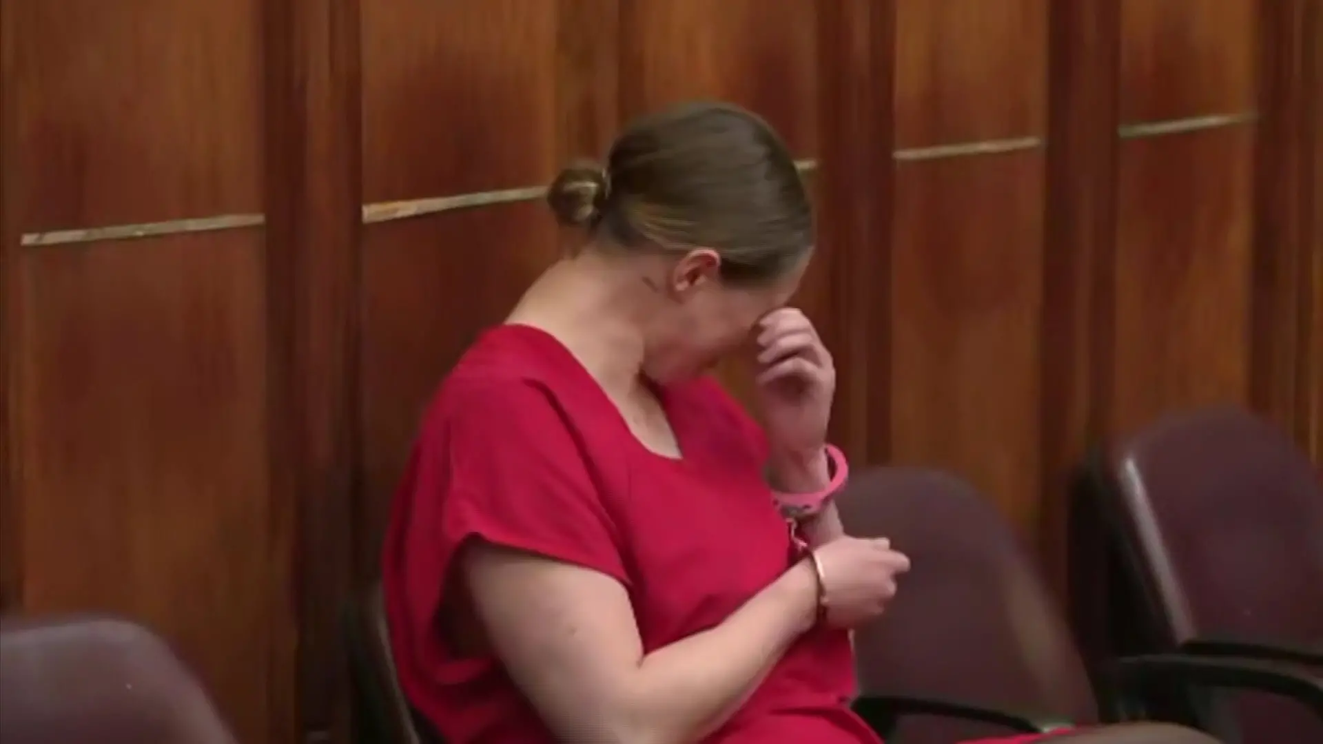 Mehr als vier Jahre saß Courtney Clenney wegen des tödlichen Messerstichs gegen ihren Freund Christian Obumseli im Gefängnis. Nun kommt es kurz vor Prozessbeginn zur überraschenden Wende.
