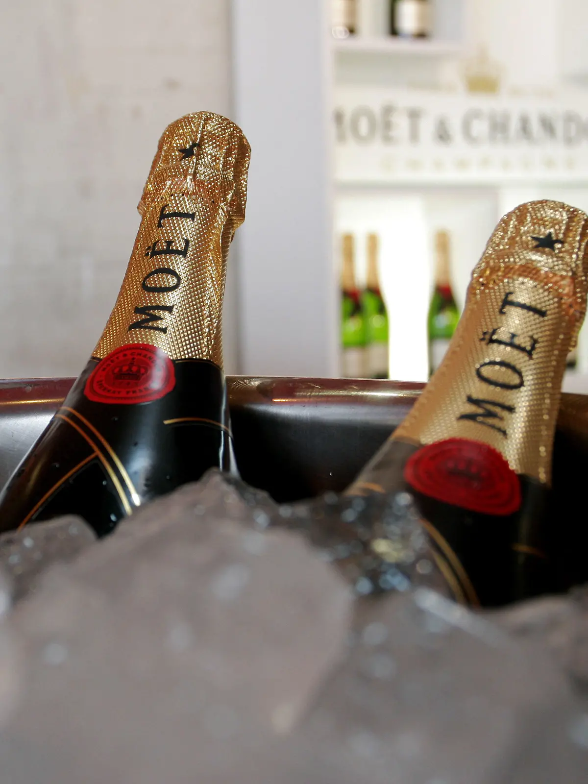 Die Champagnerbar von , hier zwei Flaschen in einem Kühler mit Eis.