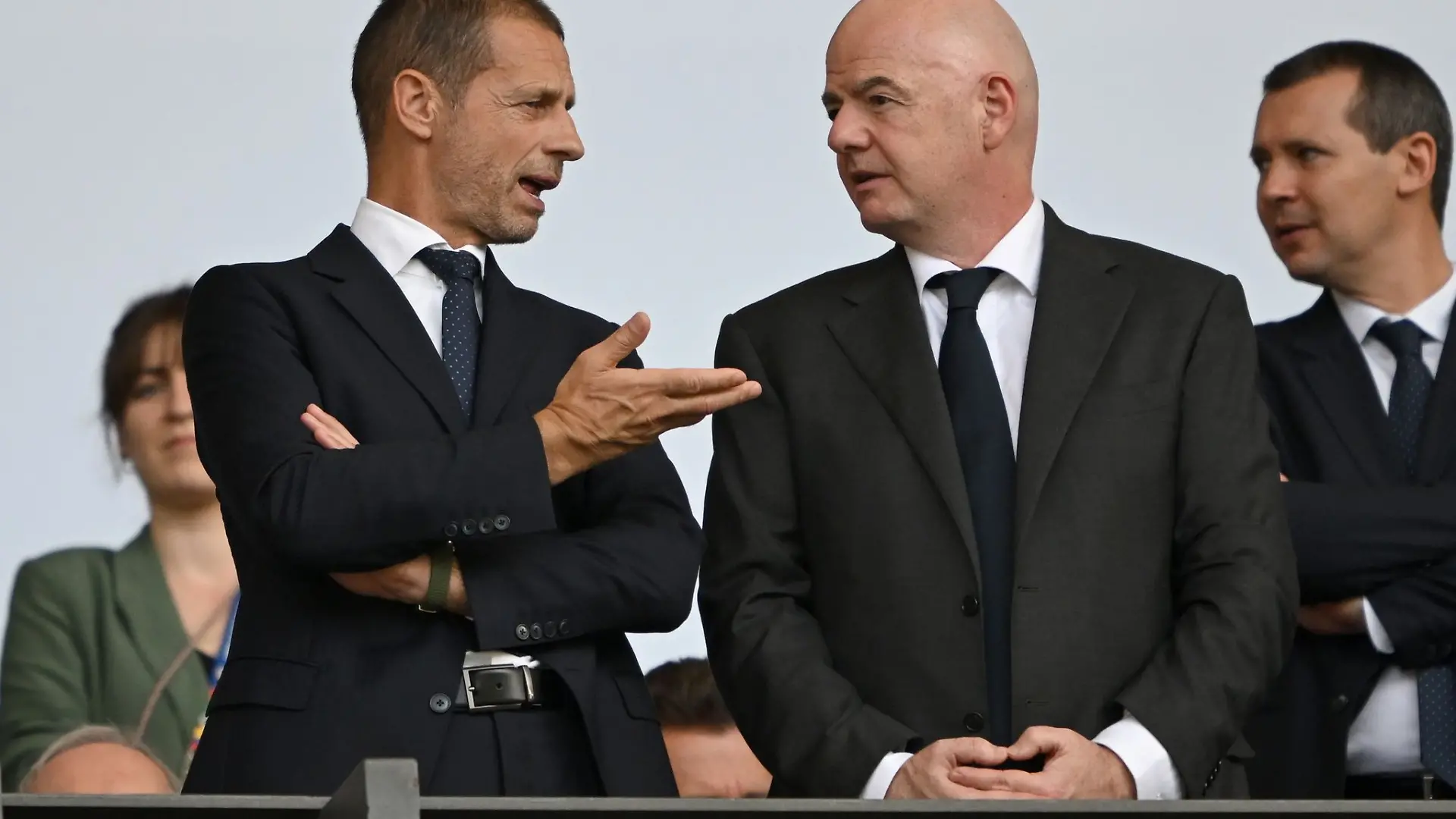 Die UEFA um Präsident Aleksander Ceferin (links) greift FIFA-Präsident Gianni Infantino heftig an. (Archivbild)