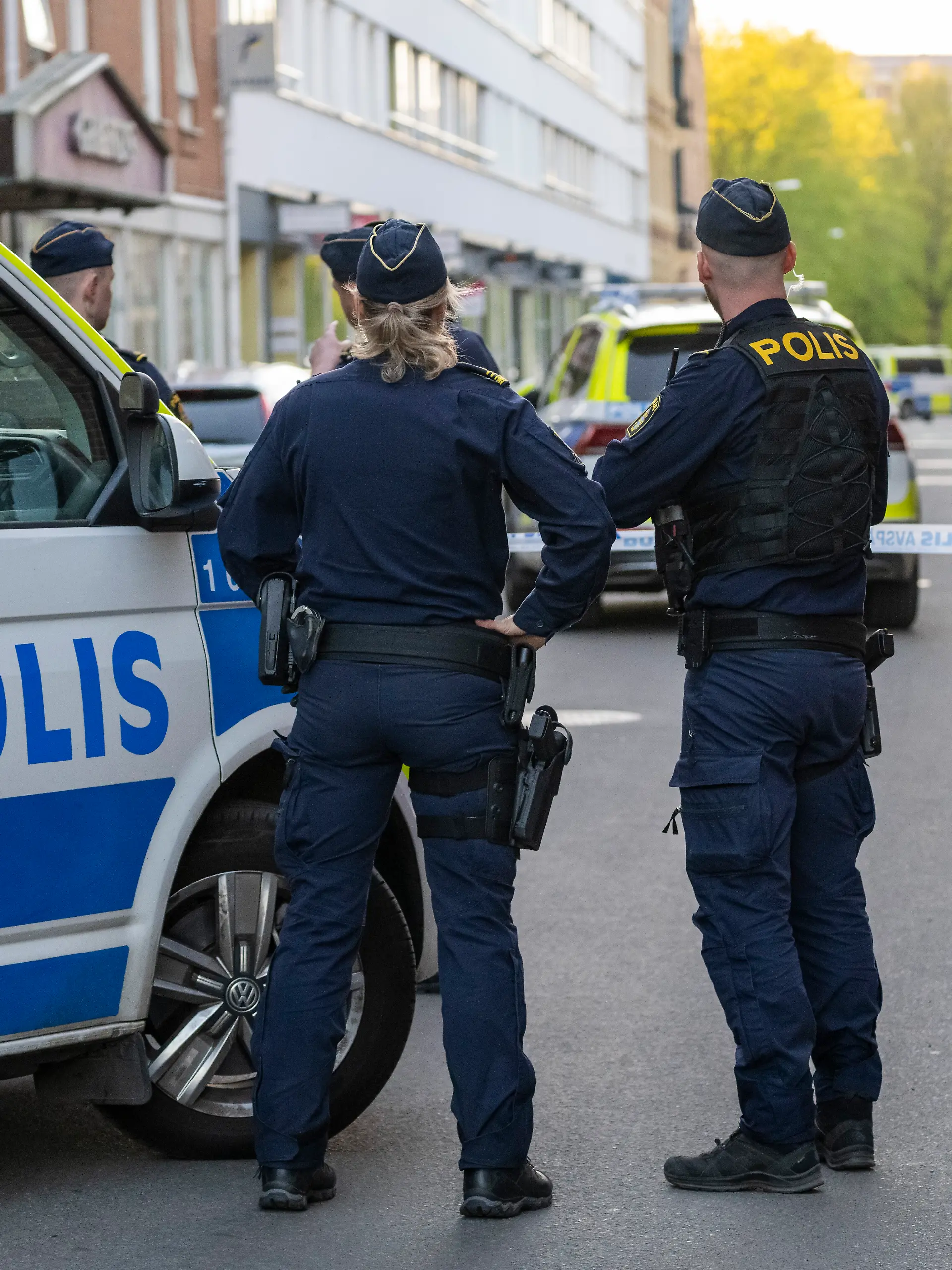KRISTIANSTAD 2026-05-09 Polis på plats på Östra Storgatan i Kristianstad efter en knivskärning på lördagskvällen. Vid 20-tiden meddelade polisen att den knivskadade mannen avlidit av sina skador. Foto: Johan Nilsson / TT / Kod 50090