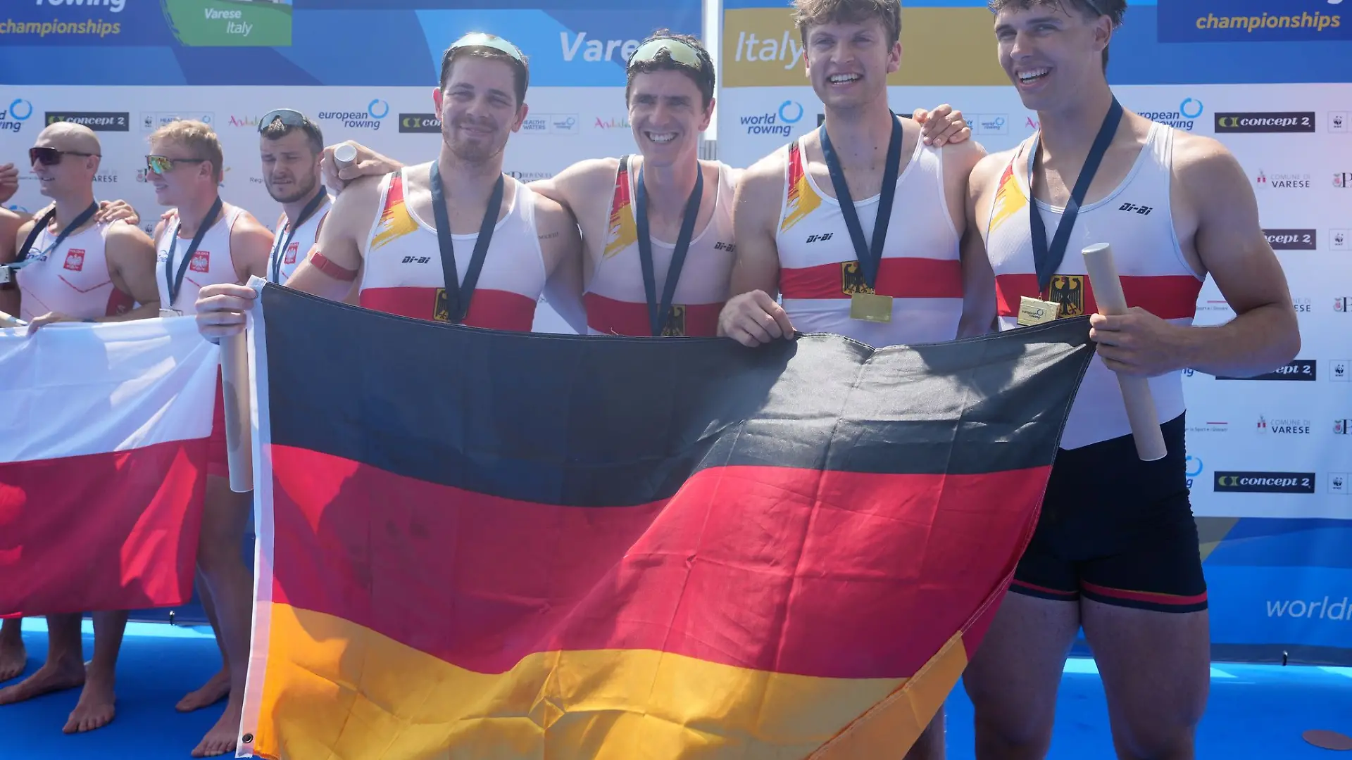 Der deutsche Doppel-Vierer jubelt über Gold.