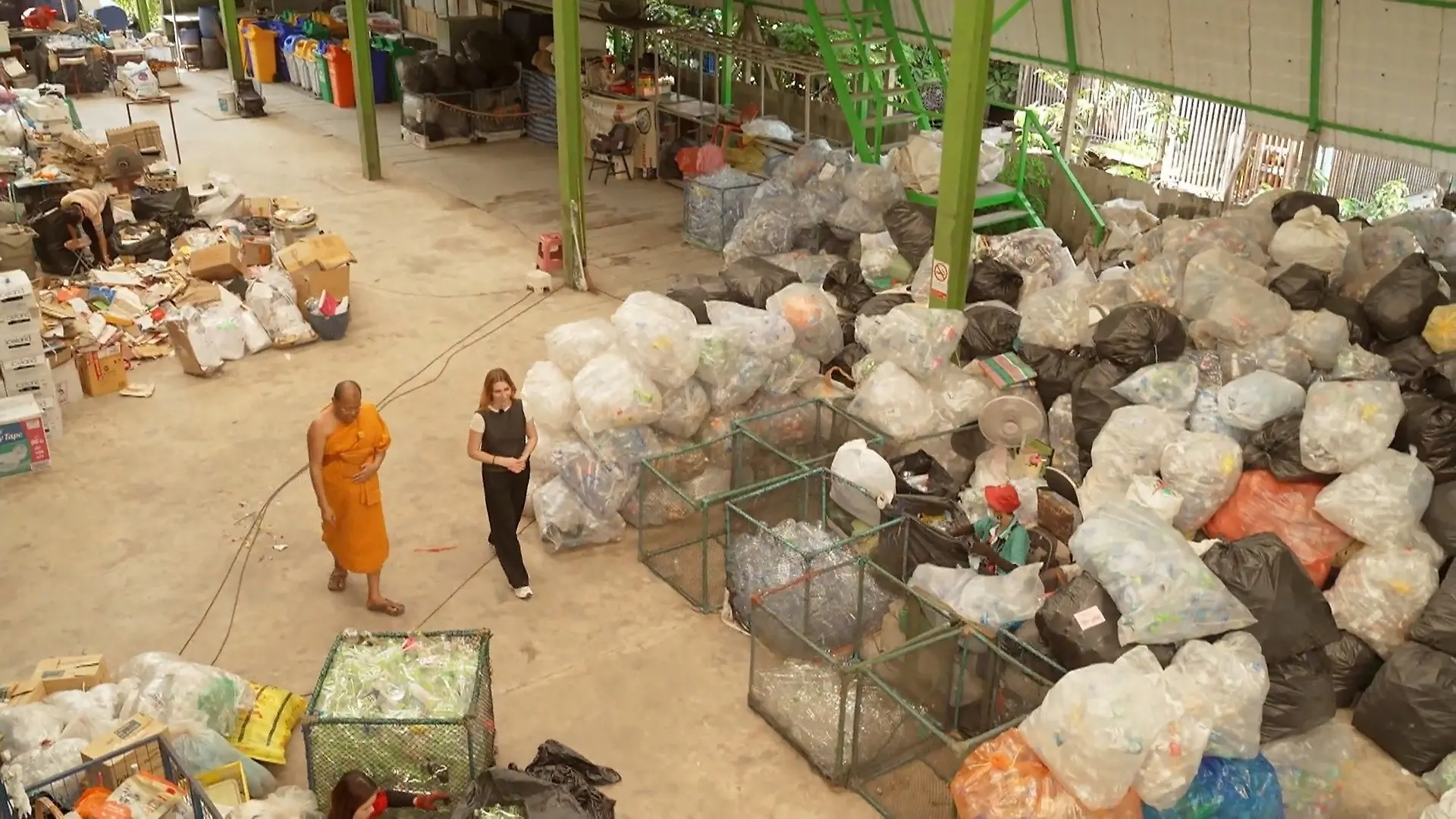 Unglaublich: Mönchsrobe aus 60 Plastikflaschen Wie Mönche recyclen