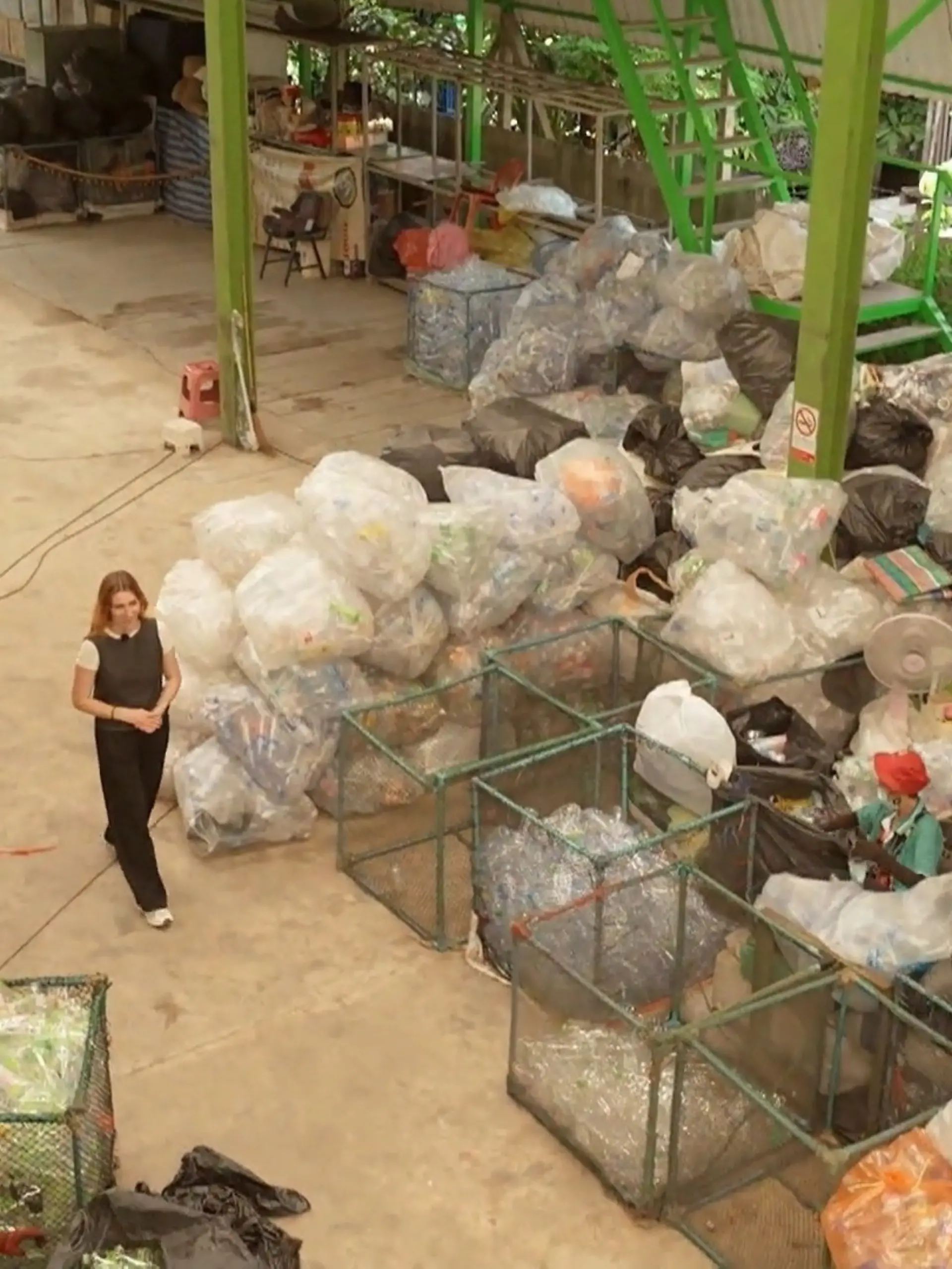 Bild zu: "Unglaublich: Mönchsrobe aus 60 Plastikflaschen"
