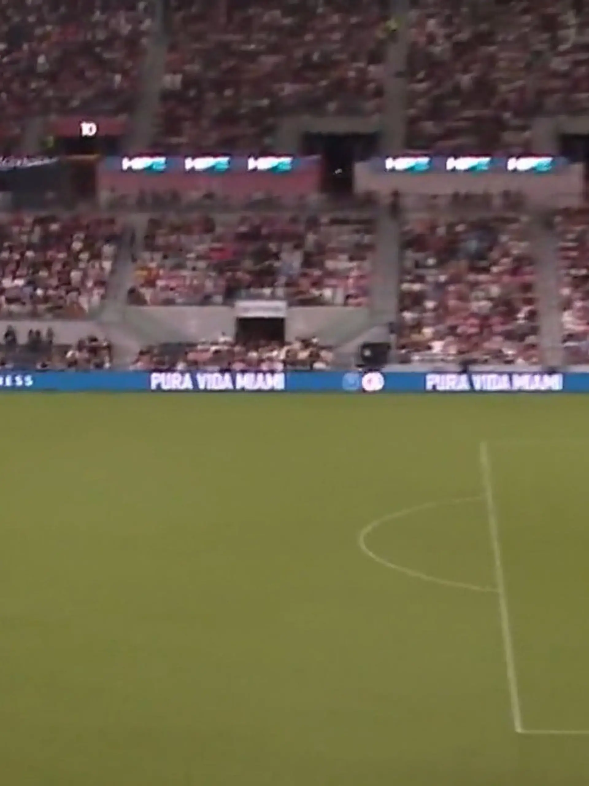Bild zu: "Da staunt selbst Messi! 40-Meter-Traumtor von Weltstar"