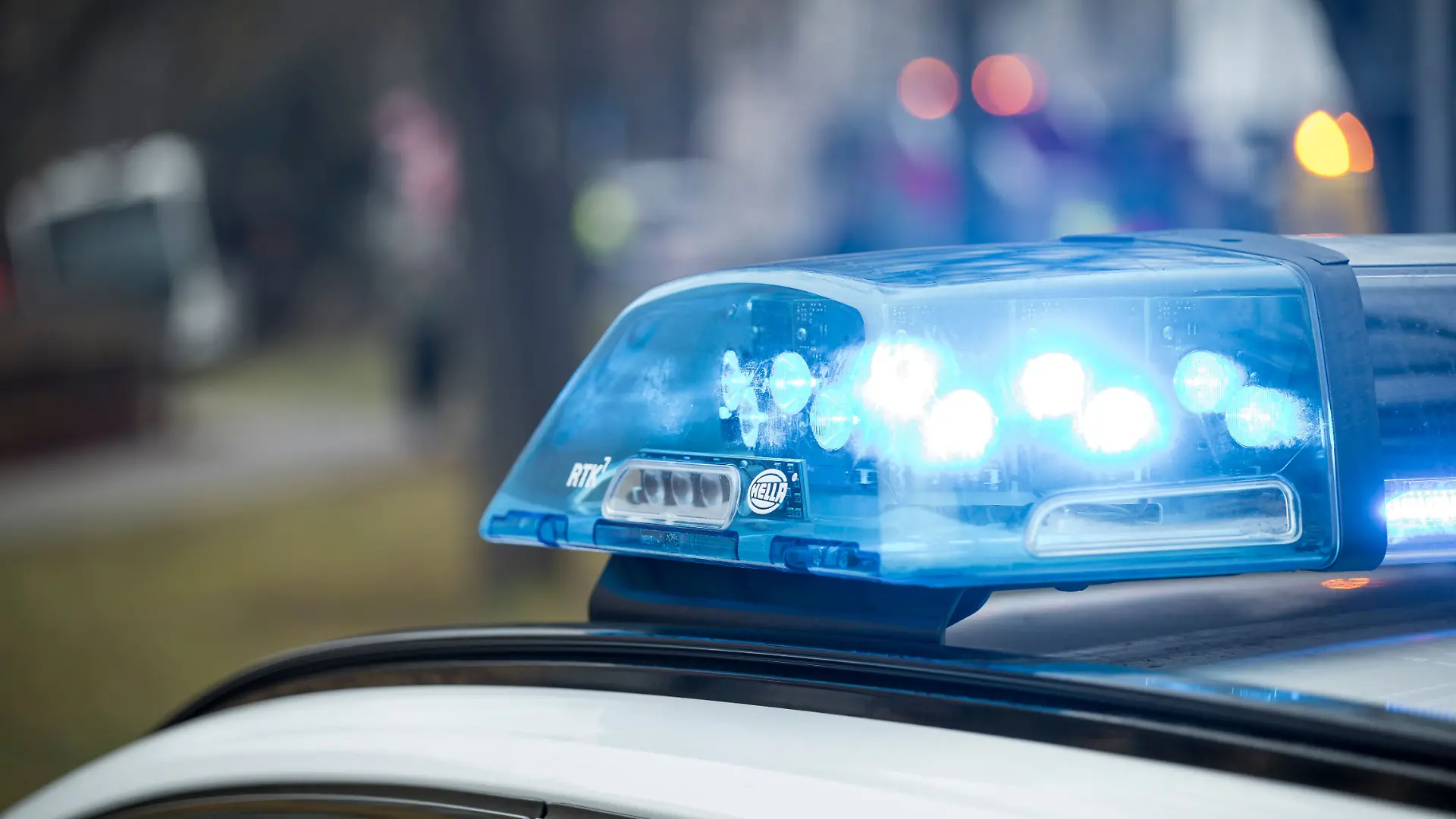 Polizisten konnten kurz nach dem Messerangriff auf einen 20-Jährigen in Dresden einen Tatverdächtigen festnehmen