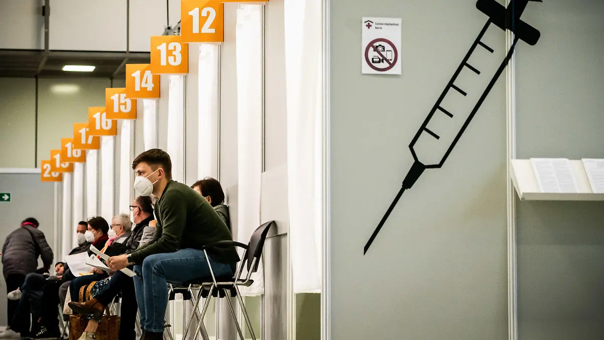 ARCHIV - 26.04.2021, Berlin: Menschen warten im Corona-Impfzentrum auf dem Messegelände auf ihre Impfung. Die bundesweite Sieben-Tage-Inzidenz ist in den vergangenen Tagen deutlich gefallen. (zu dpa: DRK-Präsident Czaja wirbt für Impfterminschwänzer-Abgabe) Foto: Michael Kappeler/dpa +++ dpa-Bildfunk +++