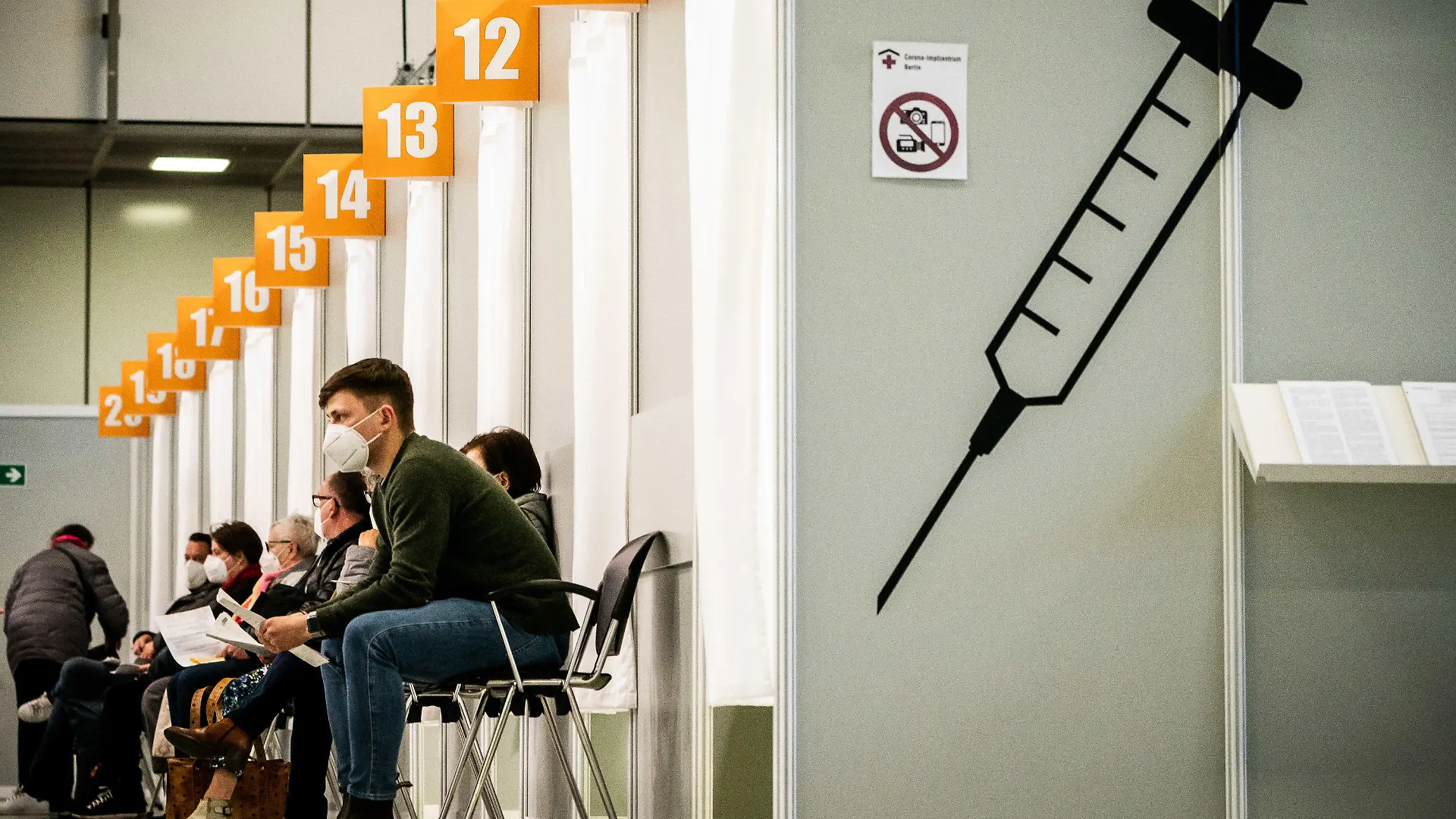 ARCHIV - 26.04.2021, Berlin: Menschen warten im Corona-Impfzentrum auf dem Messegelände auf ihre Impfung. Die bundesweite Sieben-Tage-Inzidenz ist in den vergangenen Tagen deutlich gefallen. (zu dpa: DRK-Präsident Czaja wirbt für Impfterminschwänzer-Abgabe) Foto: Michael Kappeler/dpa +++ dpa-Bildfunk +++