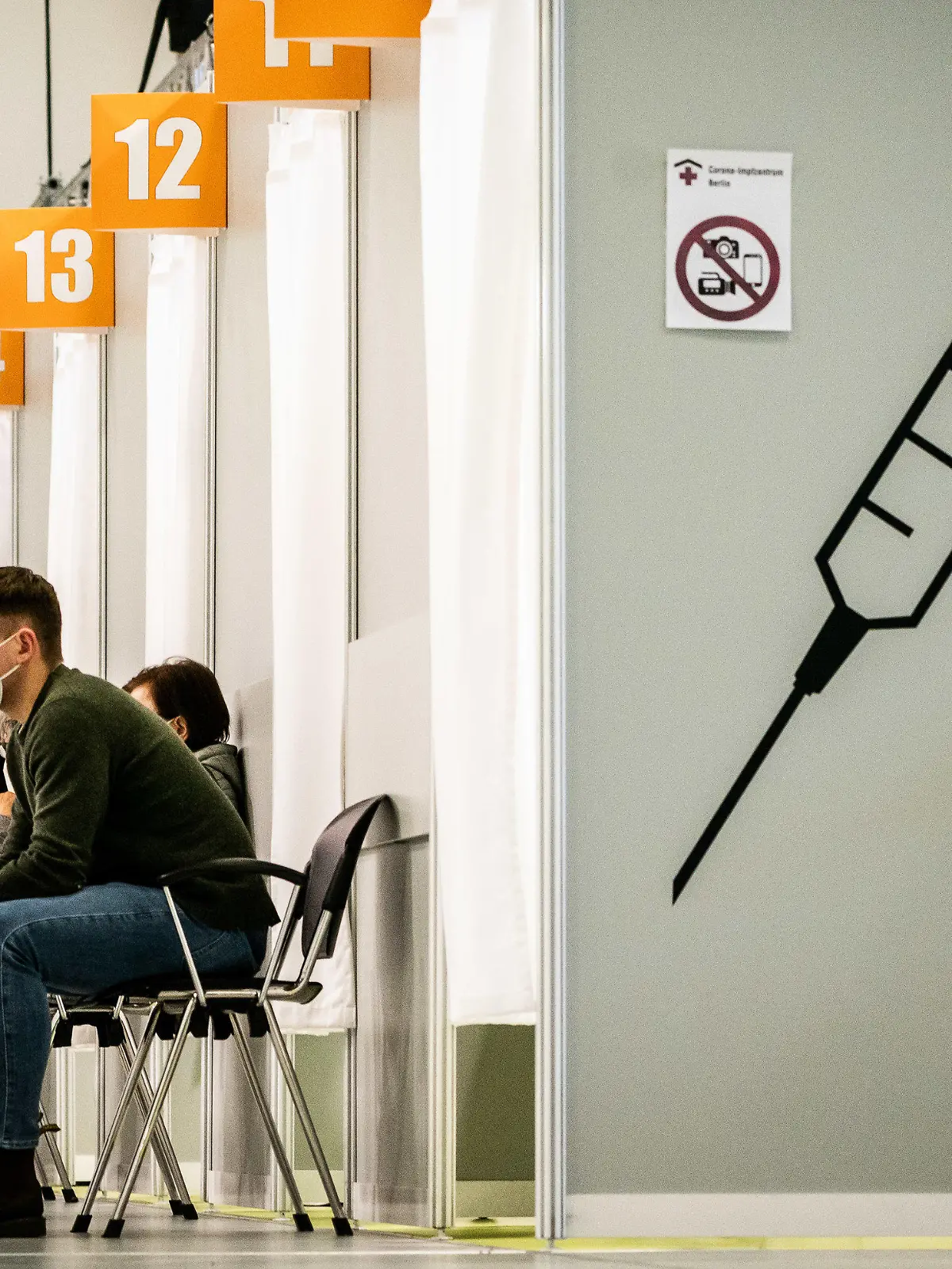 ARCHIV - 26.04.2021, Berlin: Menschen warten im Corona-Impfzentrum auf dem Messegelände auf ihre Impfung. Die bundesweite Sieben-Tage-Inzidenz ist in den vergangenen Tagen deutlich gefallen. (zu dpa: DRK-Präsident Czaja wirbt für Impfterminschwänzer-Abgabe) Foto: Michael Kappeler/dpa +++ dpa-Bildfunk +++