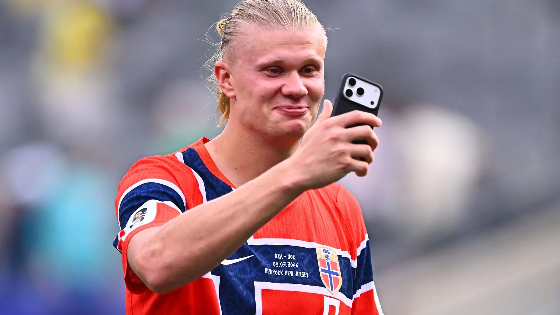 Eine erfolgreiche Kombination: Stürmerstar Haaland und sein Handy im Selfie-Modus. (Archivbild)