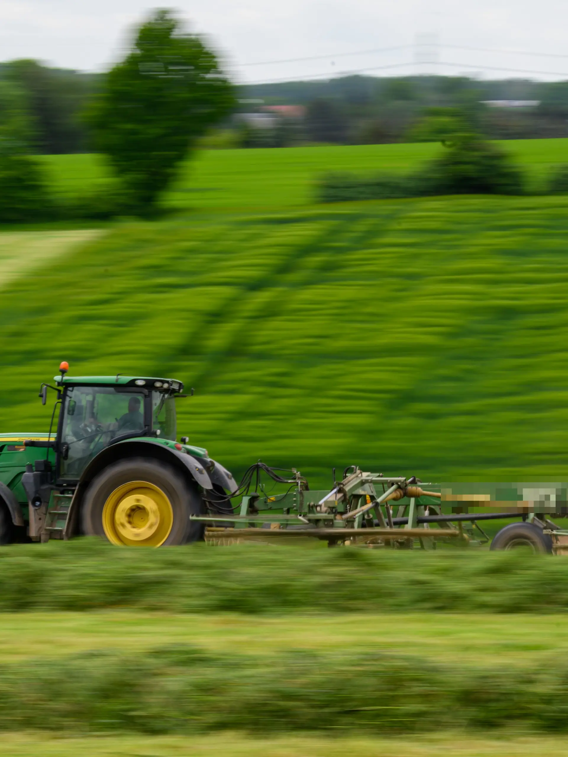 Frau wird tödlich unter Traktor eingeklemmt