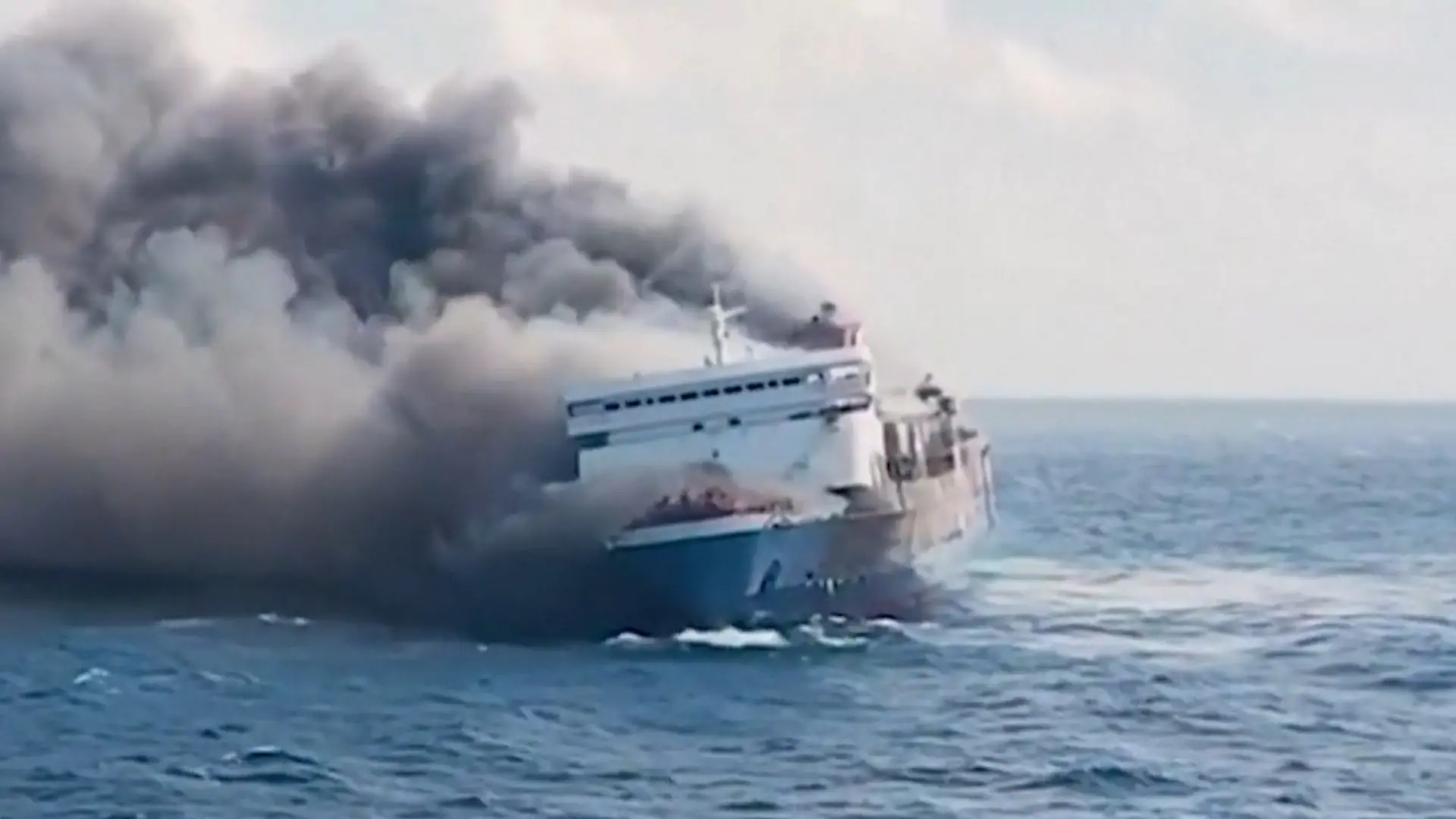 Feuer auf Passagierschiff! Menschen versuchen sich panisch zu retten Mehr als 40 Menschen vermisst