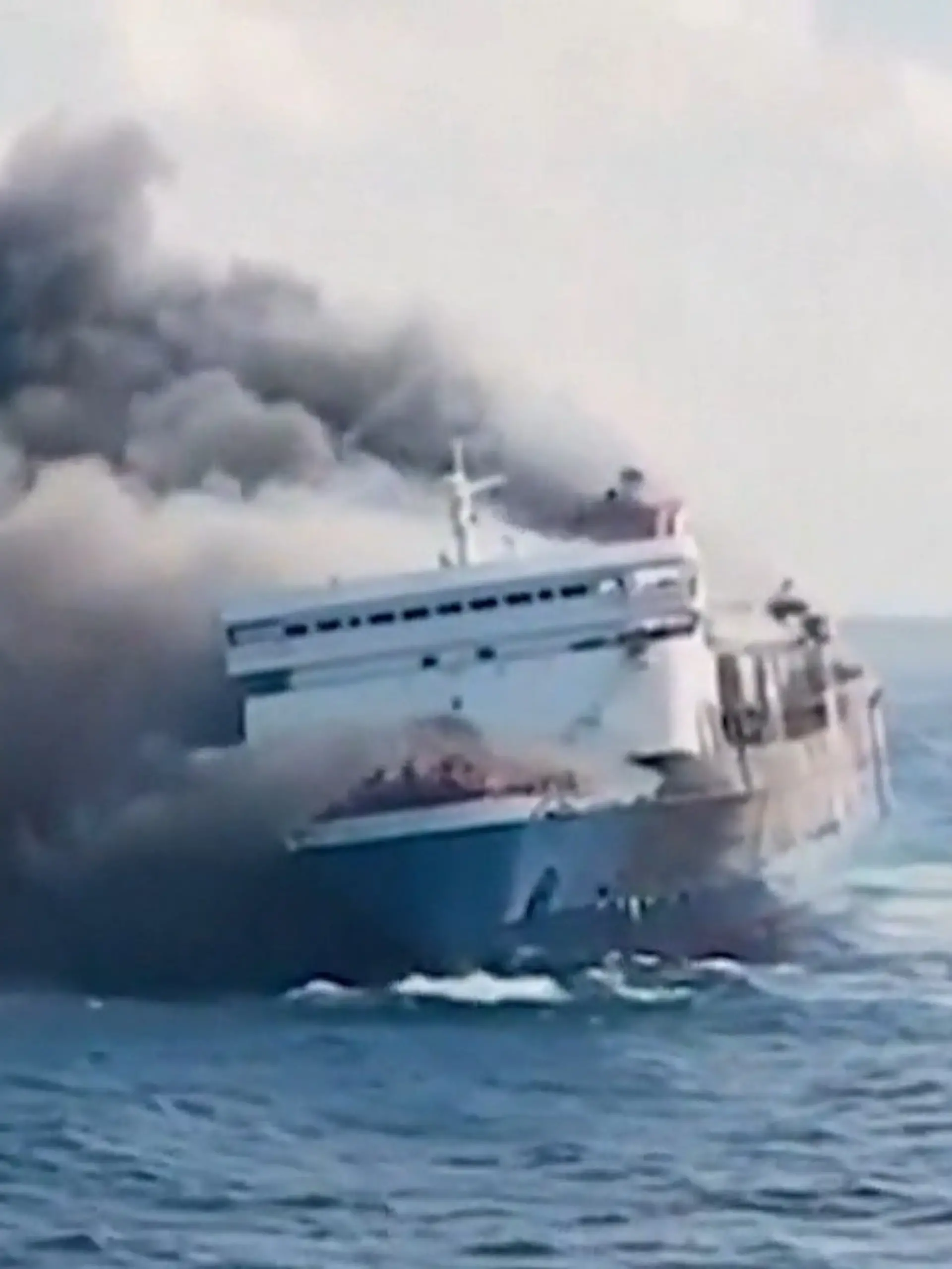 Bild zu: "Feuer auf Passagierschiff! Menschen versuchen sich panisch zu retten"