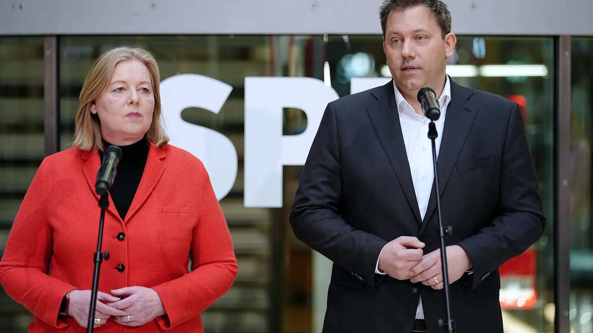 ARCHIV - 23.03.2026, Berlin: Bärbel Bas (l, SPD), Bundesministerin für Arbeit und Soziales und SPD-Parteivorsitzende, und Lars Klingbeil (SPD), Bundesminister der Finanzen, Vizekanzler und SPD-Bundesvorsitzender, geben nach den Gremiensitzungen ihrer Partei im Willy-Brandt-Haus ein Pressestatement. Der SPD-Unterbezirk Bielefeld macht Druck auf die Bundesparteispitze. (zu dpa: «Brandbrief: Basis attackiert SPD-Spitze wegen Doppelrollen») Foto: Kay Nietfeld/dpa +++ dpa-Bildfunk +++
