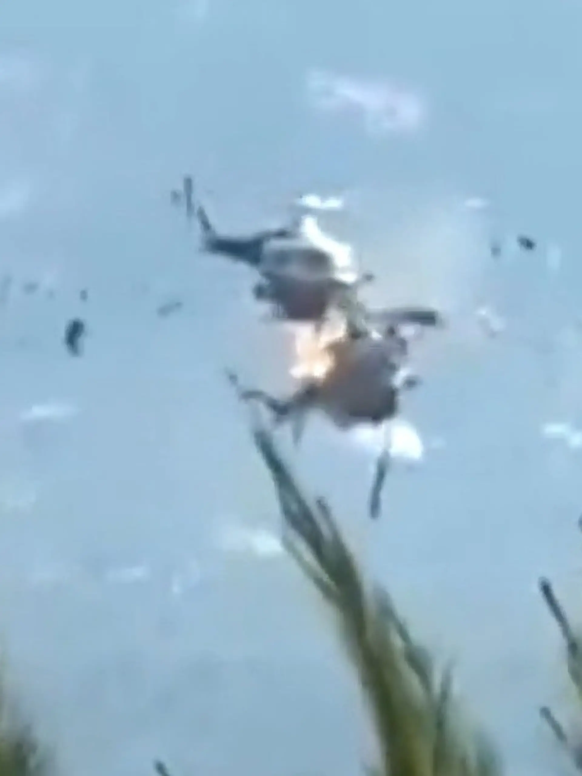 Bild zu: "Horror-Crash bei Löscharbeiten! Helikopter rauschen ineinander"
