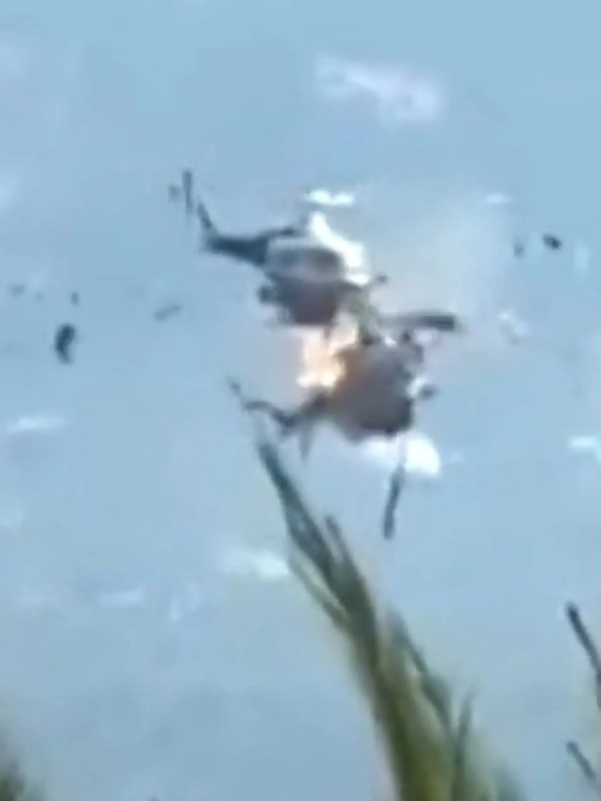 Bild zu: "Dramatische Szene im Video! Löschhubschrauber stoßen in der Luft zusammen"