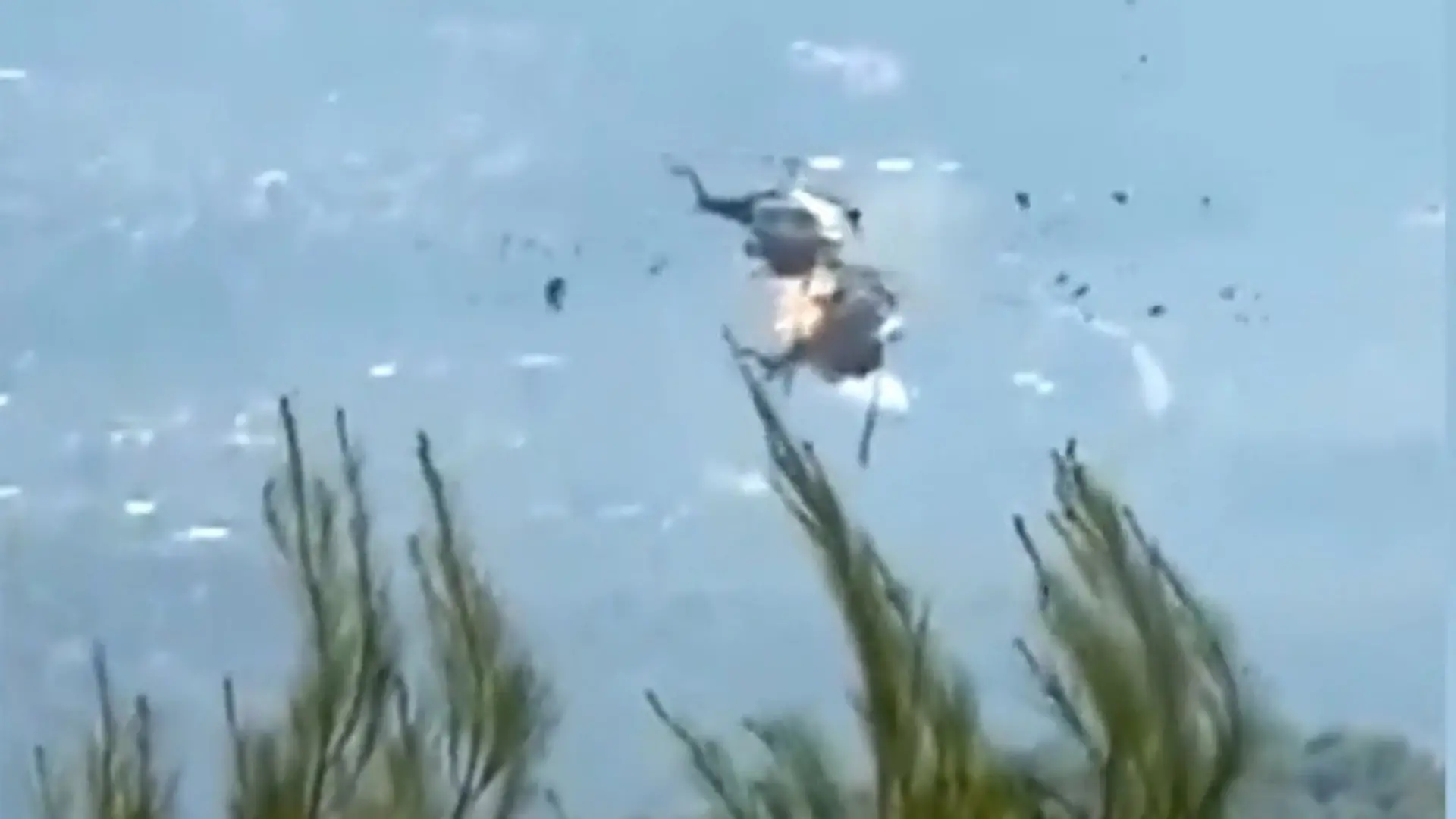 Horror-Crash bei Löscharbeiten! Helikopter rauschen ineinander Crew tot geborgen
