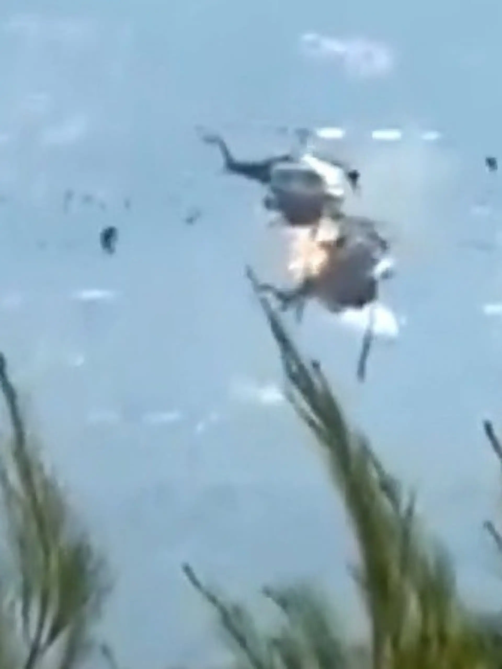 Bild zu: "Horror-Crash bei Löscharbeiten! Helikopter rauschen ineinander"