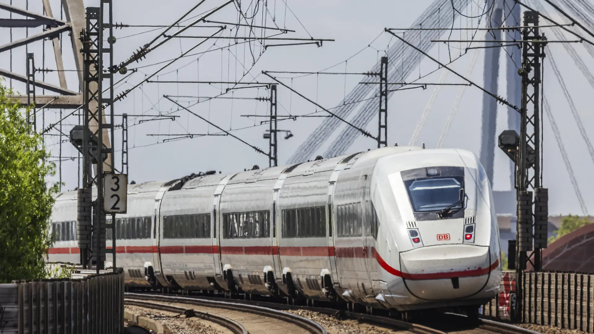 ICE unterwegs in Mannheim mit Bahnbrücke nahe Bahnhof Neckarstadt. Mannheim, Baden-Württemberg, Deutschland