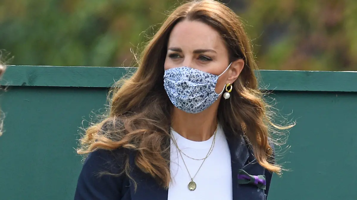 02.07.2021, Großbritannien, London: Tennis: Grand Slam, Wimbledon, Tag 5. Kate, Herzogin von Cambridge,kommt im The All England Lawn Tennis and Croquet Club an. Foto: Neil Hall/PA Wire/dpa +++ dpa-Bildfunk +++