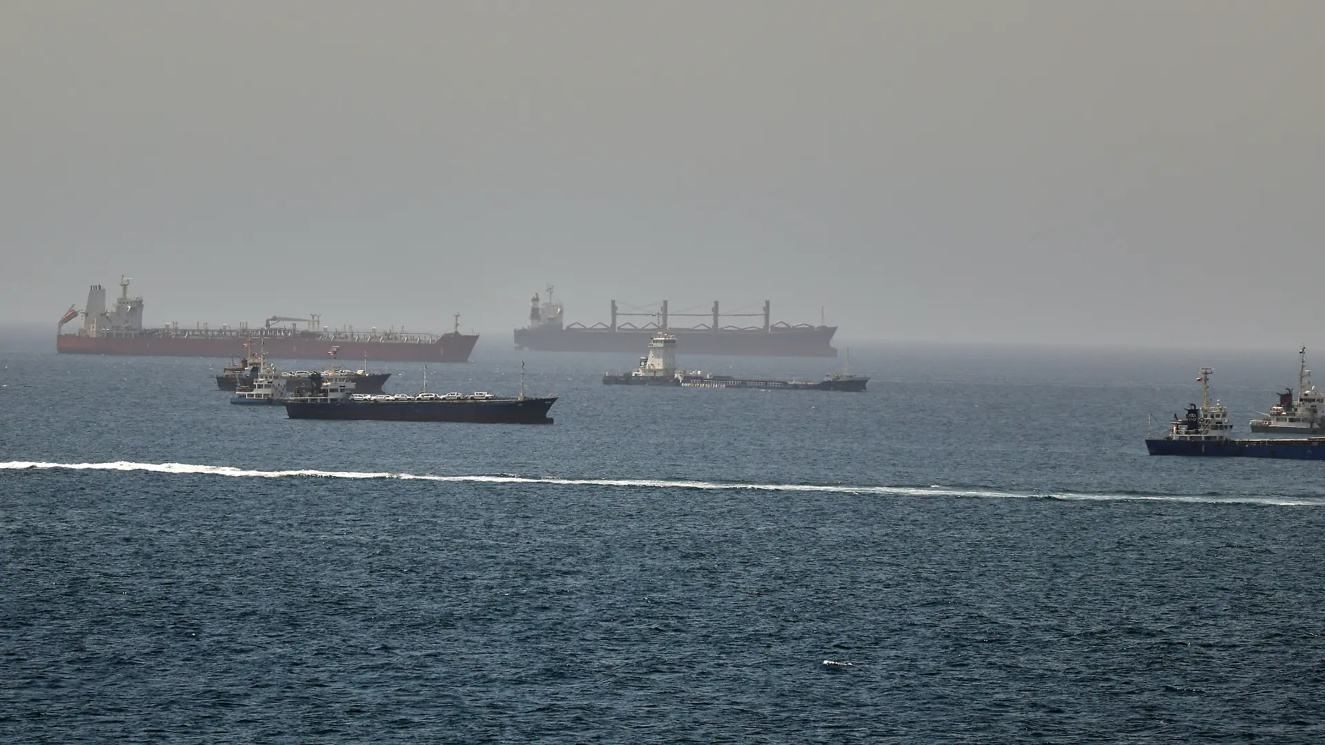 Im Golf von Oman, entlang der Schifffahrtsrouten zwischen der Straße von Hormus und dem Arabischen Meer Tanker und Frachtschiffe zu sehen. (zu dpa: «Iran: Verhandlungen mit Oman zu Straße von Hormus in Endphase») +++ dpa-Bildfunk +++