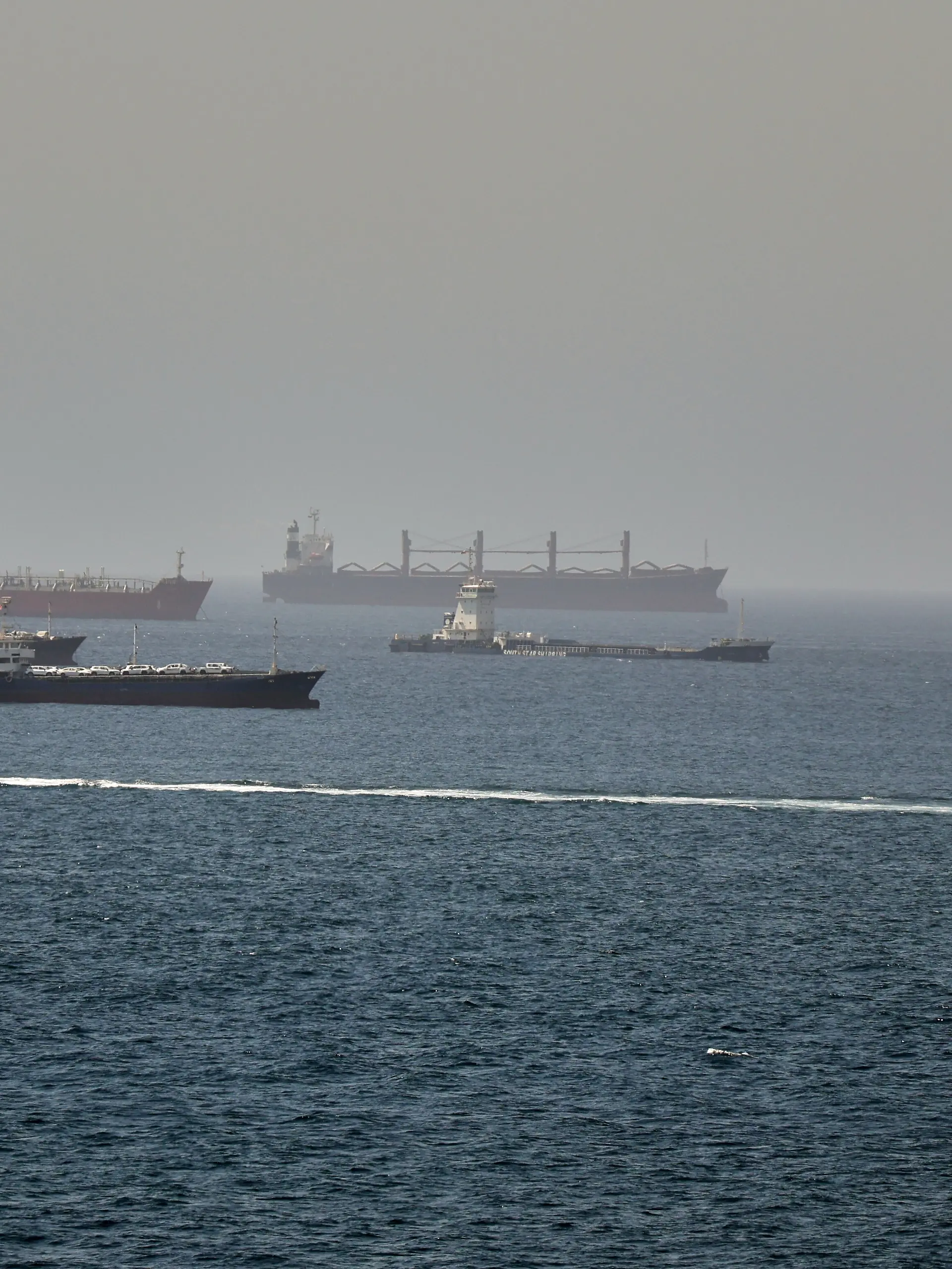 Im Golf von Oman, entlang der Schifffahrtsrouten zwischen der Straße von Hormus und dem Arabischen Meer Tanker und Frachtschiffe zu sehen. (zu dpa: «Iran: Verhandlungen mit Oman zu Straße von Hormus in Endphase») +++ dpa-Bildfunk +++