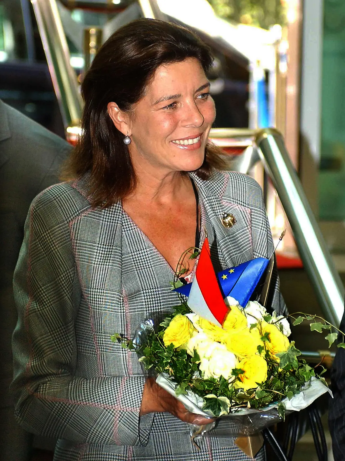 Prinzessin Caroline von Hannover hält am Donnerstag (01.09.2005) in Turin einen Blumenstrauß in der Hand, den sie bei ihrer Ankunft überreicht bekommen hatte. Die Adelige nahm anschließend an einer Diskussionsveranstaltung über Gewalt gegen Kinder teil. Foto: Davide Aichino +++(c) dpa - Report+++