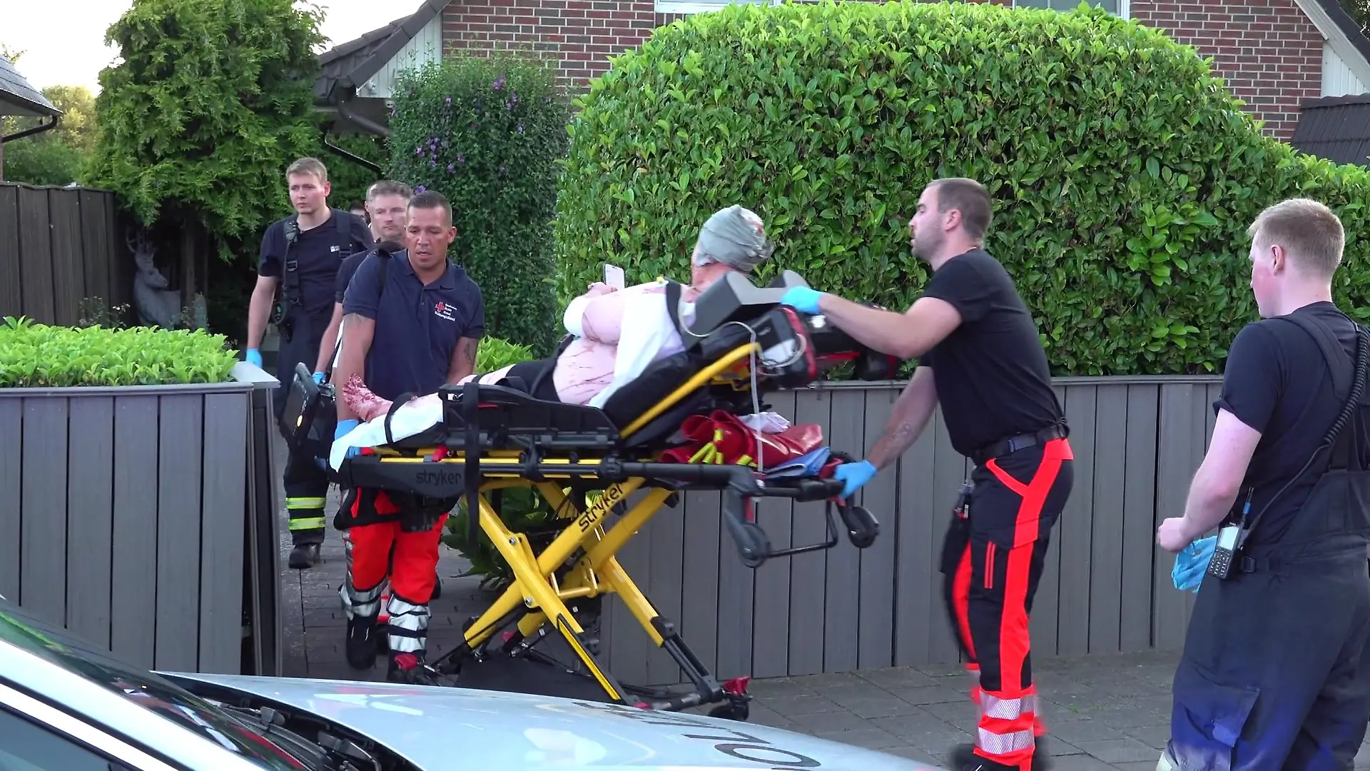 Mehrere Maskierte dringen in ein Wohnhaus in Hamburg-Bergedorf ein und verletzen einen 51-Jährigen mit einer Stichwaffe schwer.