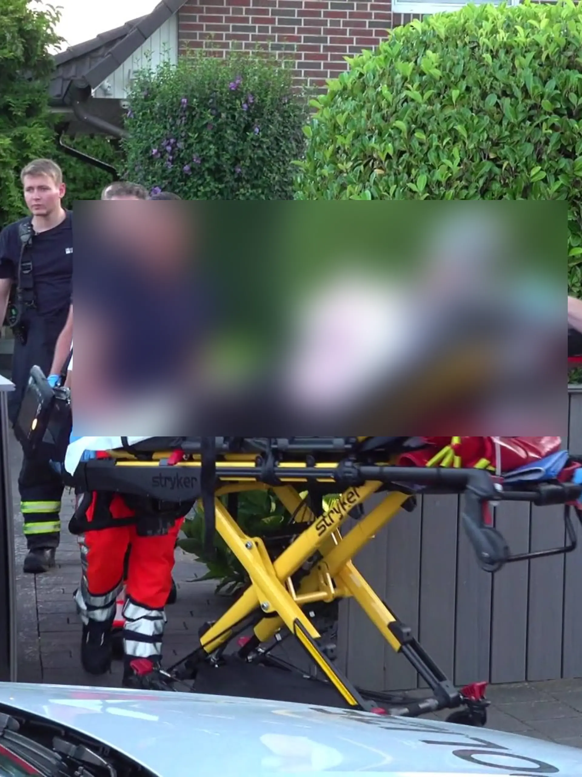 Mehrere Maskierte dringen in ein Wohnhaus in Hamburg-Bergedorf ein und verletzen einen 51-Jährigen mit einer Stichwaffe schwer.