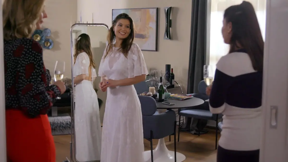 In dieses Kleid hat sich Vivien schockverliebt „Unter uns“-Folge vom 12.07.2021