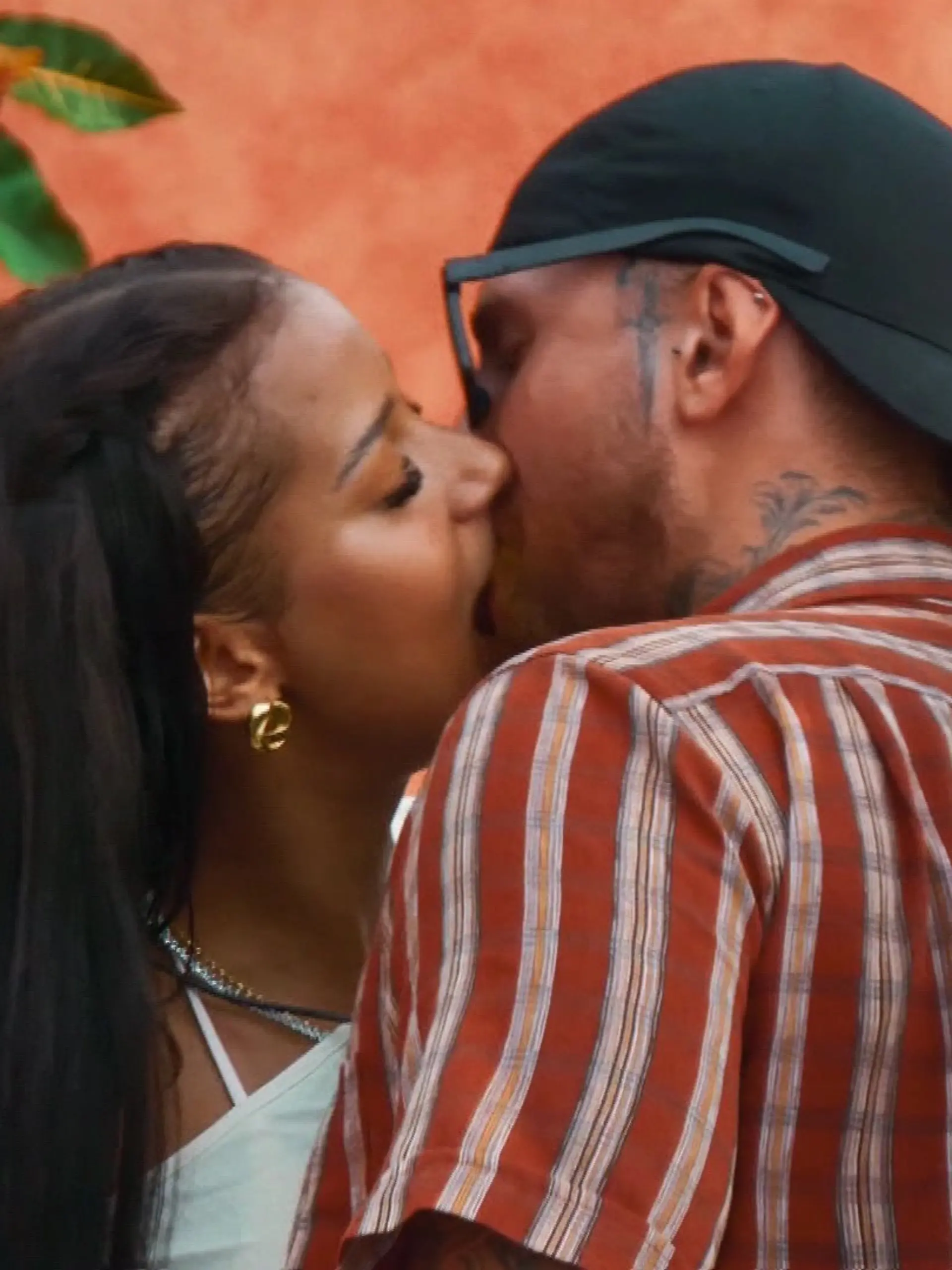 Brenda Brinkmann und Gigi Birofio küssen sich bei „Ex on the Beach”.