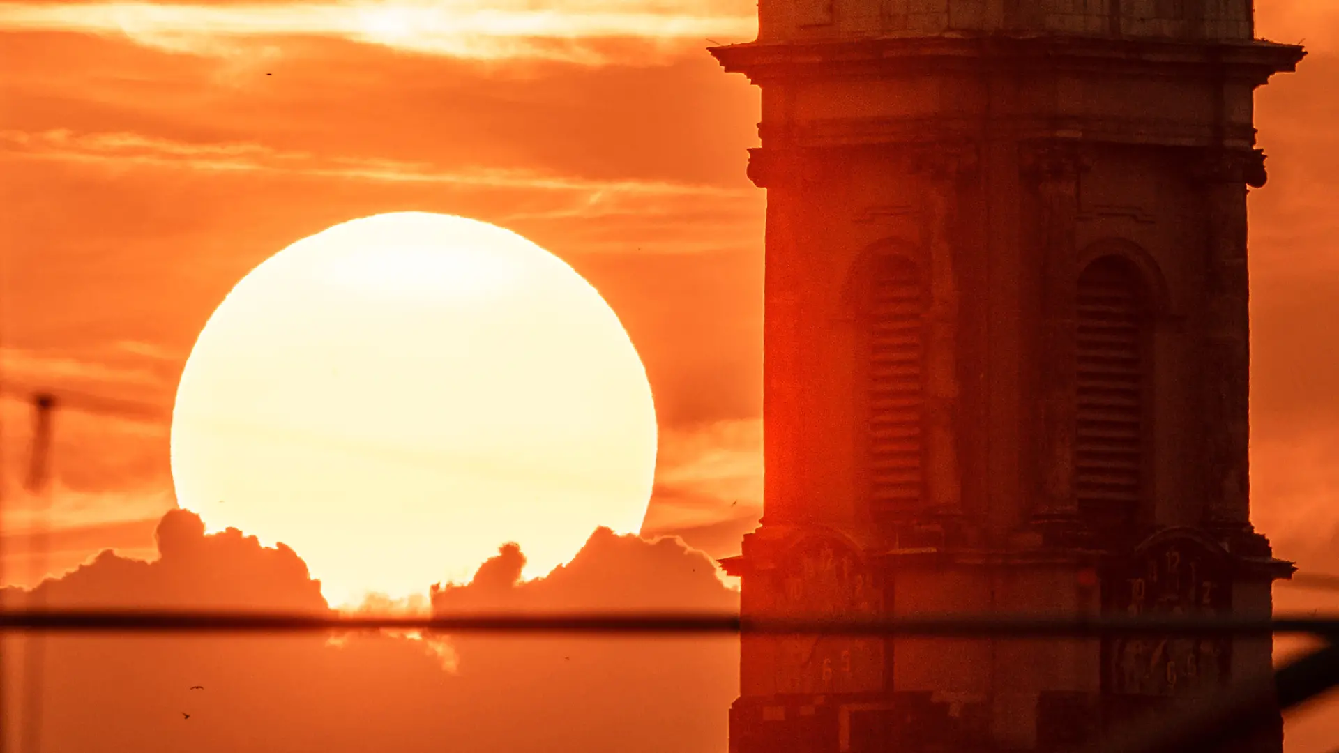 Deutschland, Berlin, 31. Juli 2026, Sonnenuntergang hinter dem Turm der Sophienkirche in Berlin-Mitte, abends um 20:35 Uhr, Blick vom Alexanderplatz, warmer Sommerabend, ein schöner Sommertag geht zu Ende,