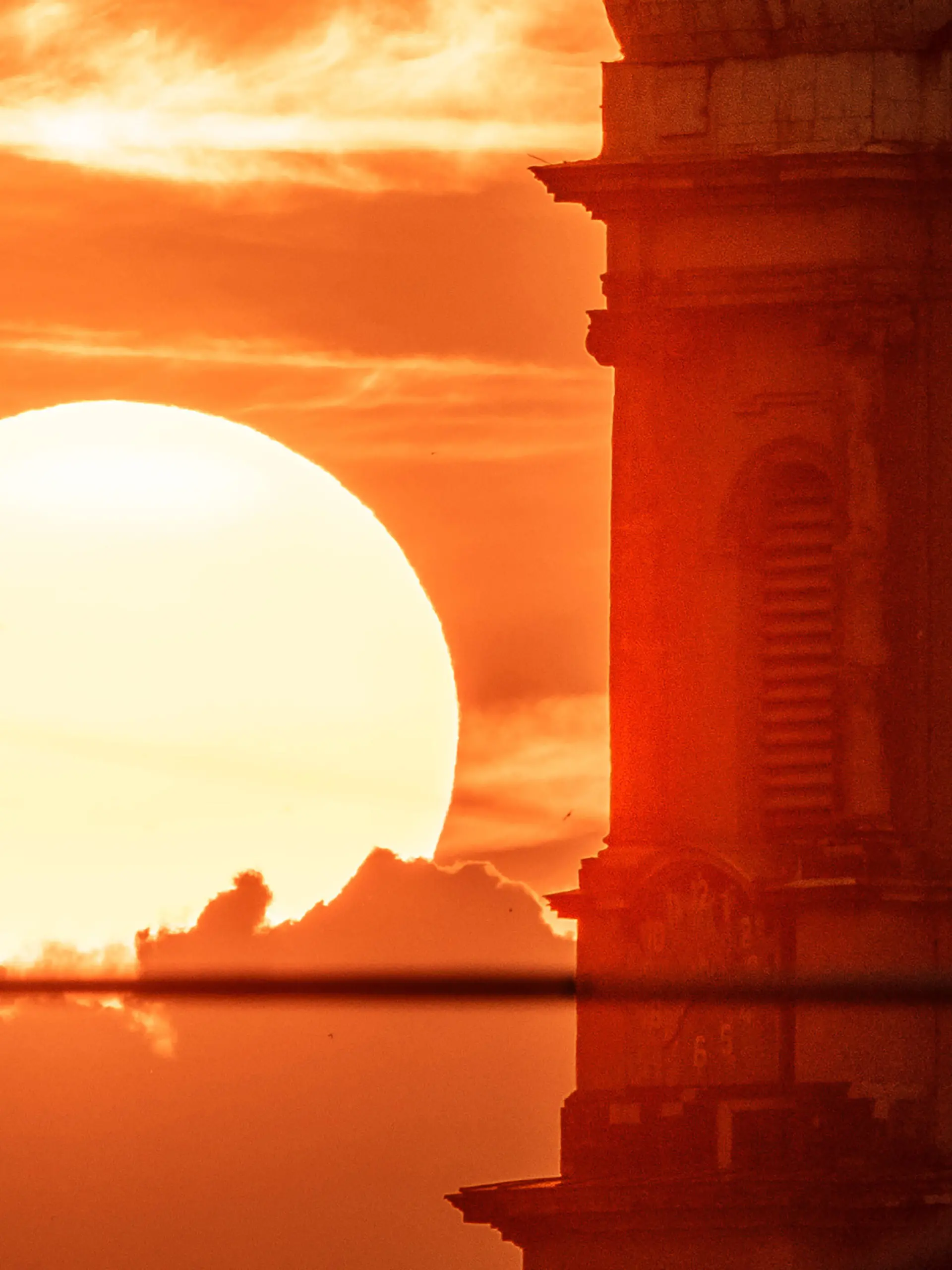 Deutschland, Berlin, 31. Juli 2026, Sonnenuntergang hinter dem Turm der Sophienkirche in Berlin-Mitte, abends um 20:35 Uhr, Blick vom Alexanderplatz, warmer Sommerabend, ein schöner Sommertag geht zu Ende,