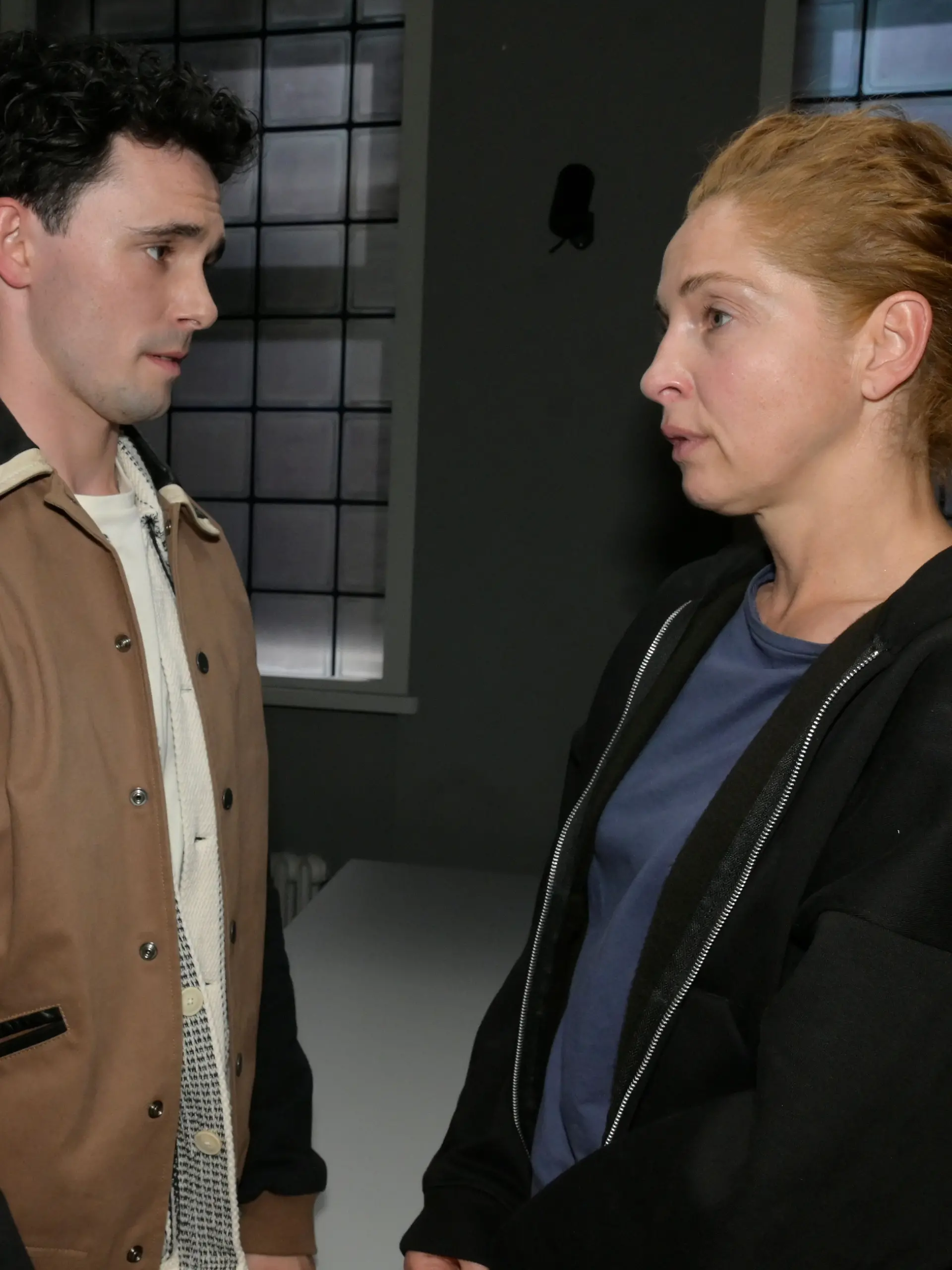 Nina (Maria Wedig) wünschte, ihrem Sohn Luis (Marc Weinmann) den Schmerz nie angetan zu haben.