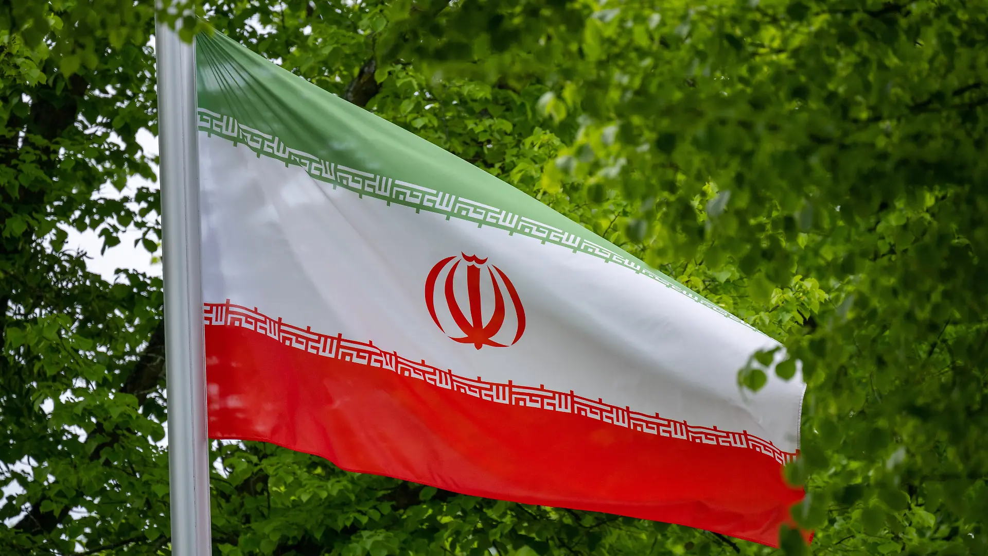 Die Flagge der Islamischen Republik Iran weht im Wind vor der Botschaft des Staates an der Podbielskiallee. (zu dpa: «Es bleibt erstmal dabei: keine Abschiebungen in den Iran») +++ dpa-Bildfunk +++
