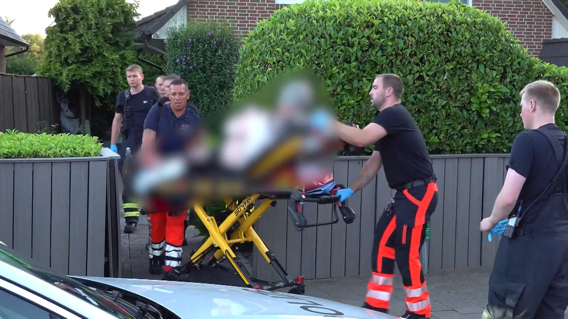 Maskierte stürmen Wohnhaus und stechen auf Mann ein Brutaler Überfall in Hamburg