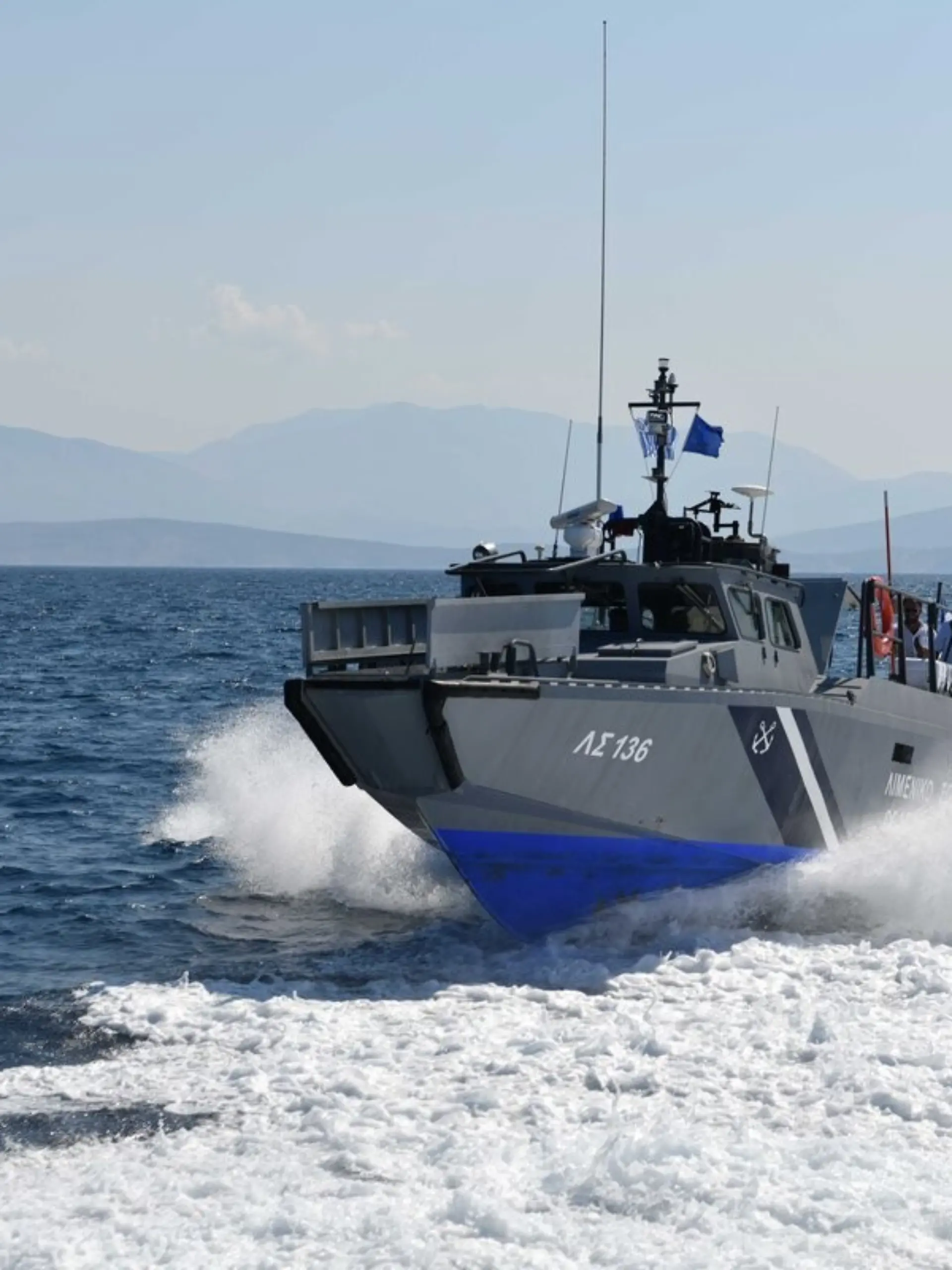 Ein Boot der griechischen Küstenwache (undatiertes Handout). (zu dpa: «Segelboot abgetrieben - deutsche Urlauber retten sich an Land») +++ dpa-Bildfunk +++