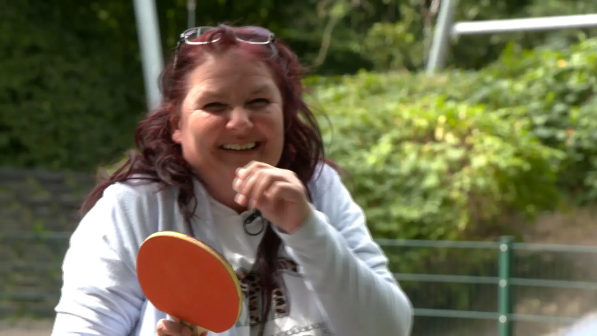 Von Demenz betroffen: Silke mit ihrer Tochter am Tischtennis-Spielen