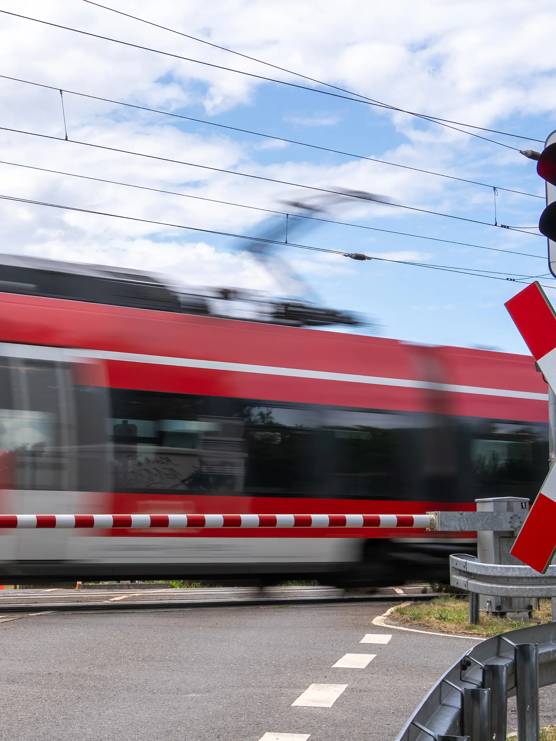 Regionalbahn fährt über einen Bahnübergang