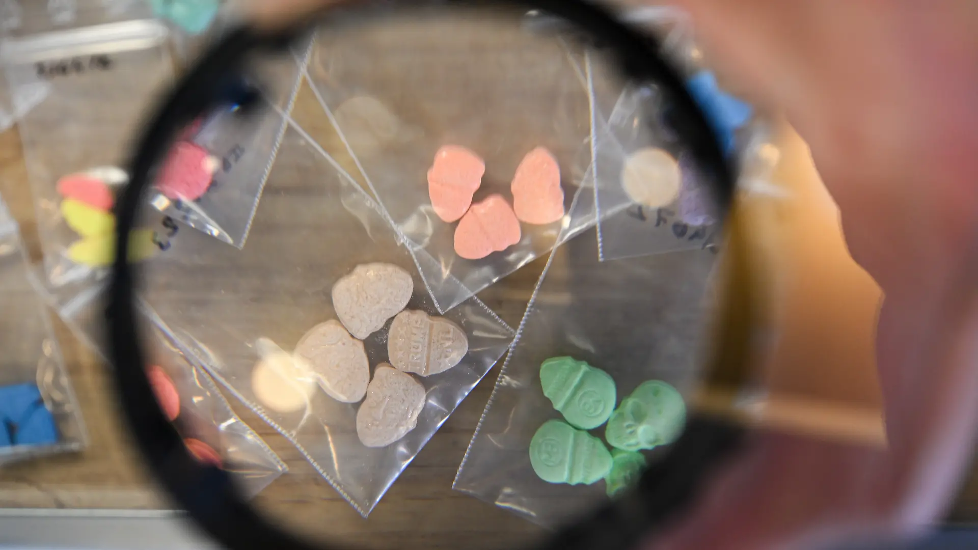 Synthetische Drogen werden am Rande einer Pressekonferenz im Bundeskriminalamt (BKA) präsentiert (zu dpa: «Anklage gegen mutmaßlichen Betreiber von Drogen-Plattform») +++ dpa-Bildfunk +++