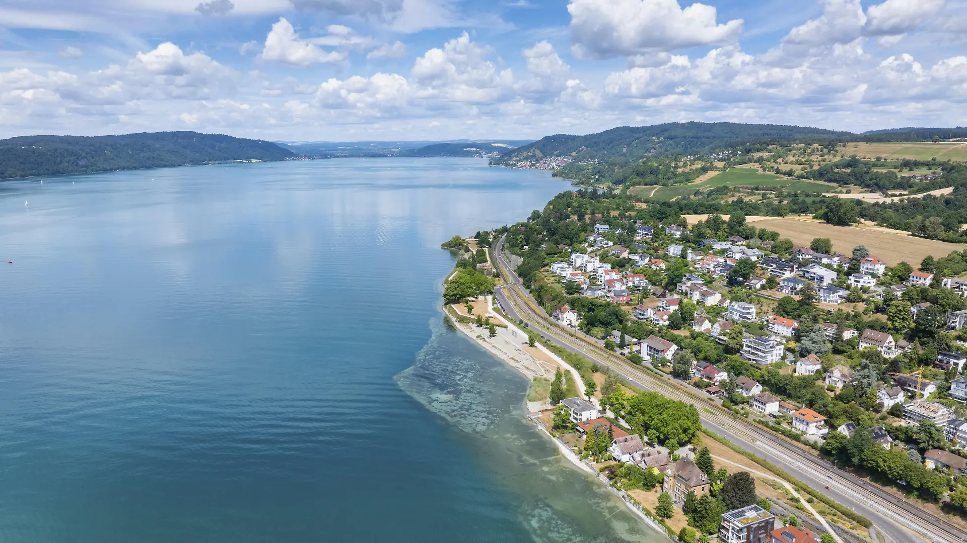 Lufbild vom Bodensee mit dem Landesgartenschaugelände und Uferpark, Goldbach, Überlingen, Bodenseekreis, Baden-Württemberg, Deutschland