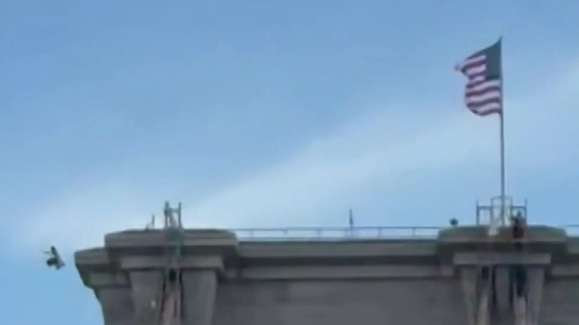 Nackter Mann springt von Brooklyn Bridge – nachdem er DAS macht! Drama in New York