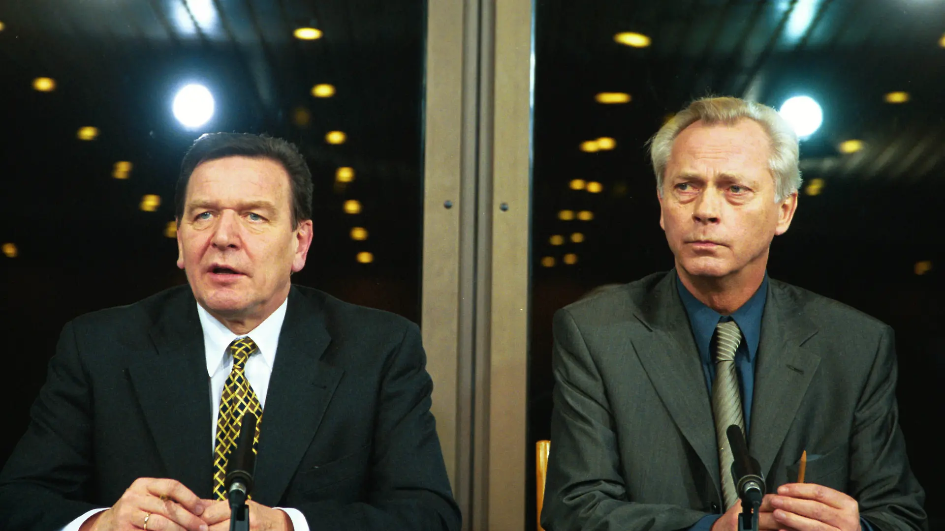 Bundeskanzler Gerhard Schroeder und Pressesprecher Uwe-Karsten Heye bei einer Pressekonferenz im Info-Saal des Bundeskanzleramtes , am 04.02.2000 in Bonn,