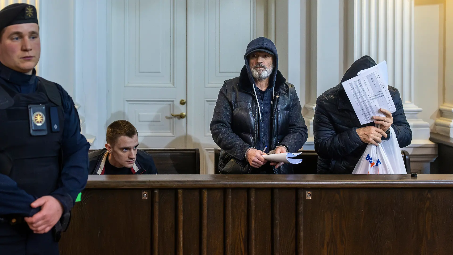 Drei der fünf Verdächtigen sitzen im Bezirksgericht auf der Anklagebank während ihrer ersten Anhörung in einem Prozess über die Gründung und den Betrieb einer organisierten terroristischen Vereinigung. (zu dpa: «Luftfrachtvorfall: Verspätung verhinderte Brand an Bord») +++ dpa-Bildfunk +++