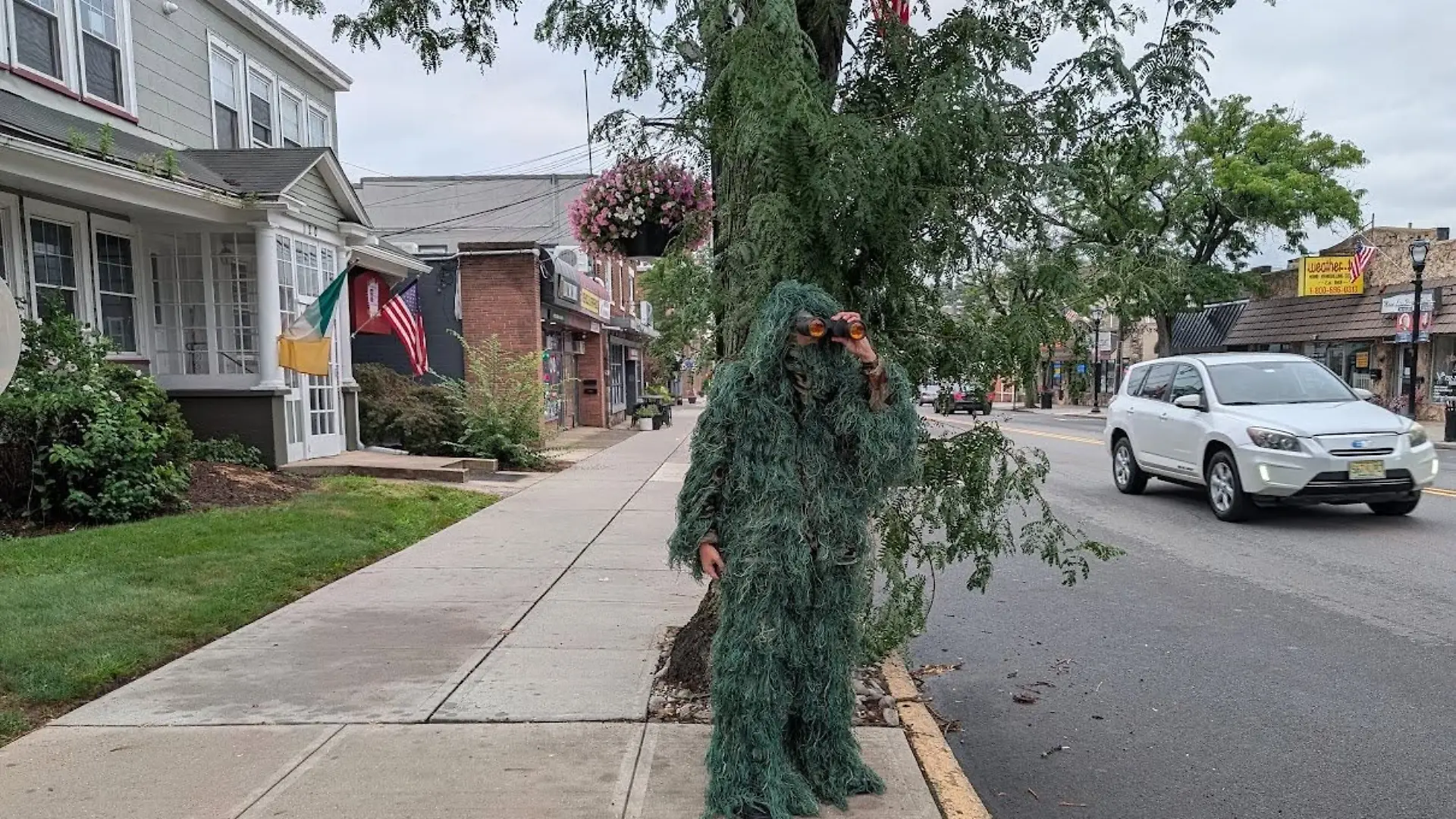 Ungewöhnlich: Als Strauch getarnt machte dieser Polizist in Dunellen (US-Bundesstaat New Jersey) Jagd auf Handysünder am Steuer.