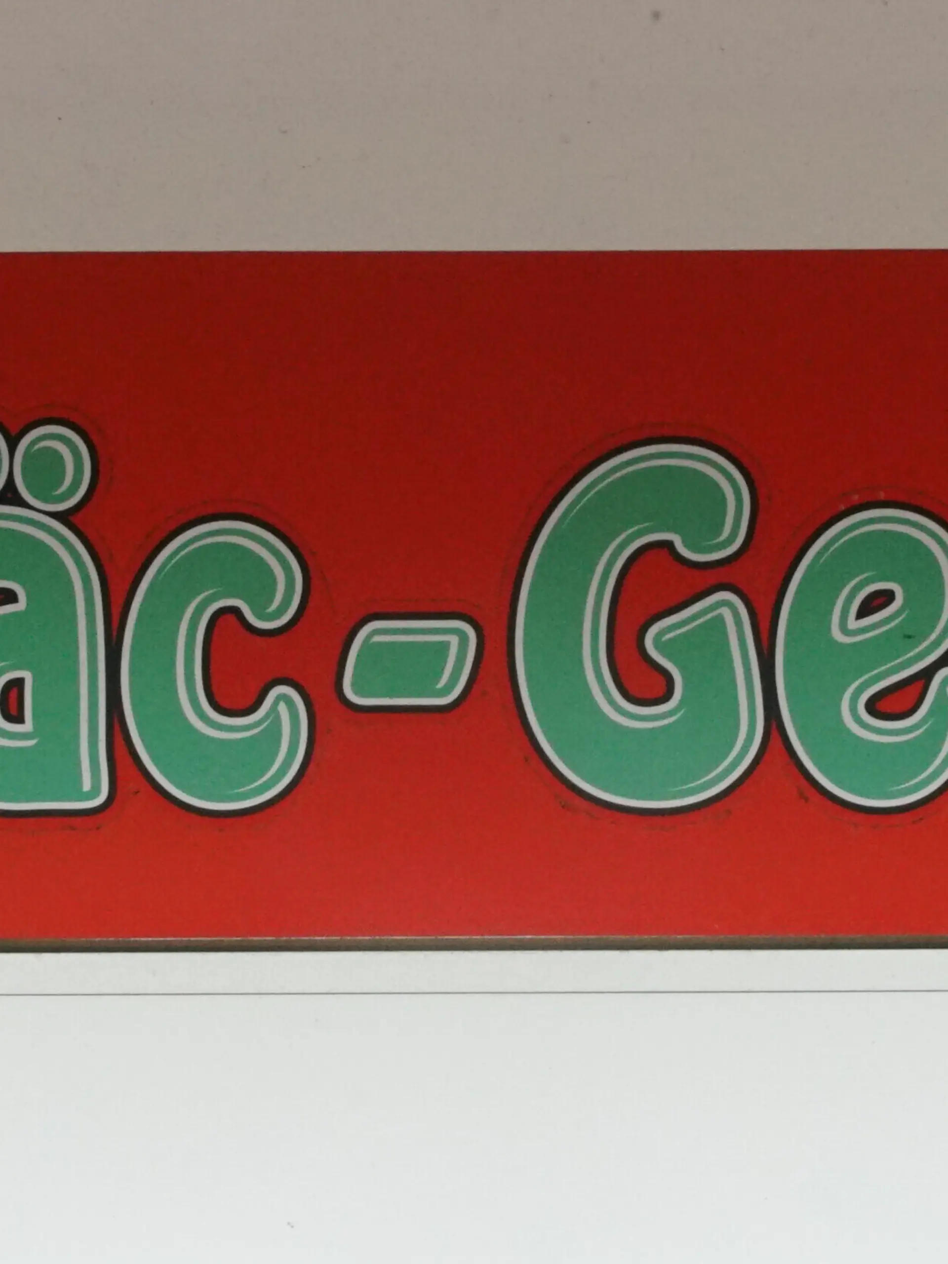 CNTV/MAECGEIZ- Aussenansicht Hamurger Filiale mit dem gruenen Logo Maec-Geiz Buchstagen ueber dem Geschaft angebracht. Maec-Geiz meldet Insolvenz an180 Filialen betroffen, Schließungen moeglich Maec-Geiz ist ein deutscher Non-Food-Discounter mit Sitz in Landsberg (Saalekreis).