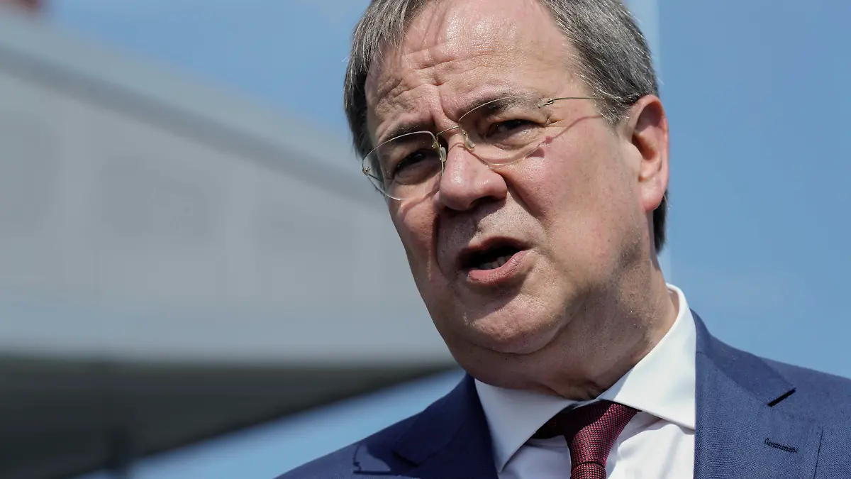 Inbetriebnahme der Shell Wasserstoff-Elektrolyse REFHYNE in Wesseling Aktuell, 02.07.2021, Wesseling, Armin Laschet Ministerpraesident von Nordrhein-Westfalen, CDU-Vorsitzender und CDU Kanzlerkandidat bei der Inbetriebnahme der Wasserstoff-elektrolyse REFHYNE Anlage von Shell am Standort in Wesseling Wesseling Nordrhein-Westfalen Deutschland *** Commissioning of the Shell hydrogen electrolysis REFHYNE in Wesseling News, 02 07 2021, Wesseling, Armin Laschet Prime Minister of North Rhine-Westphalia, CDU leader and CDU candidate for chancellor at the commissioning of the hydrogen electrolysis REFHYNE plant of Shell at the site in Wesseling Wesseling North Rhine-Westphalia Germany